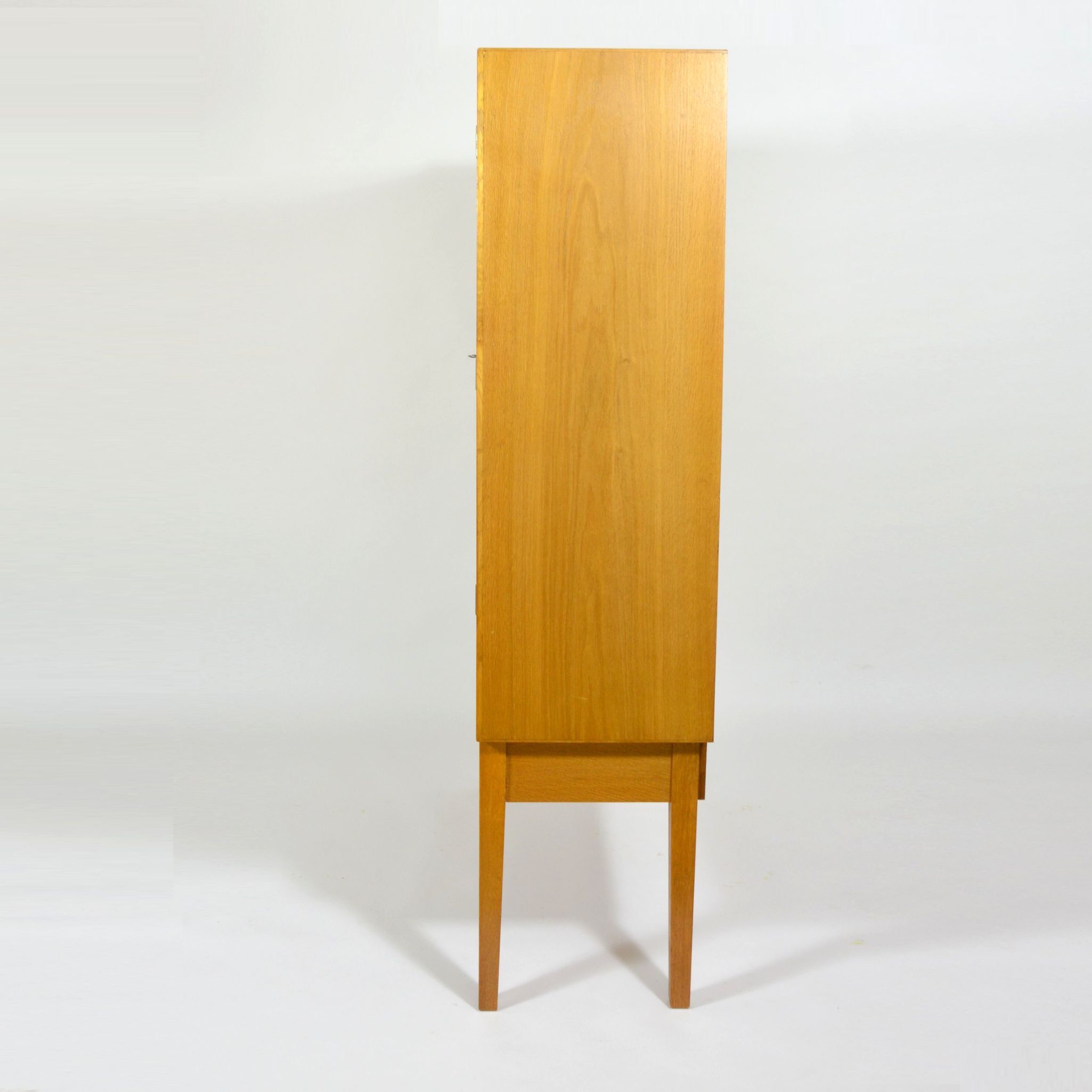 Armoire de placage en chêne original, faite sur commande conception, Tchécoslovaquie années 1980