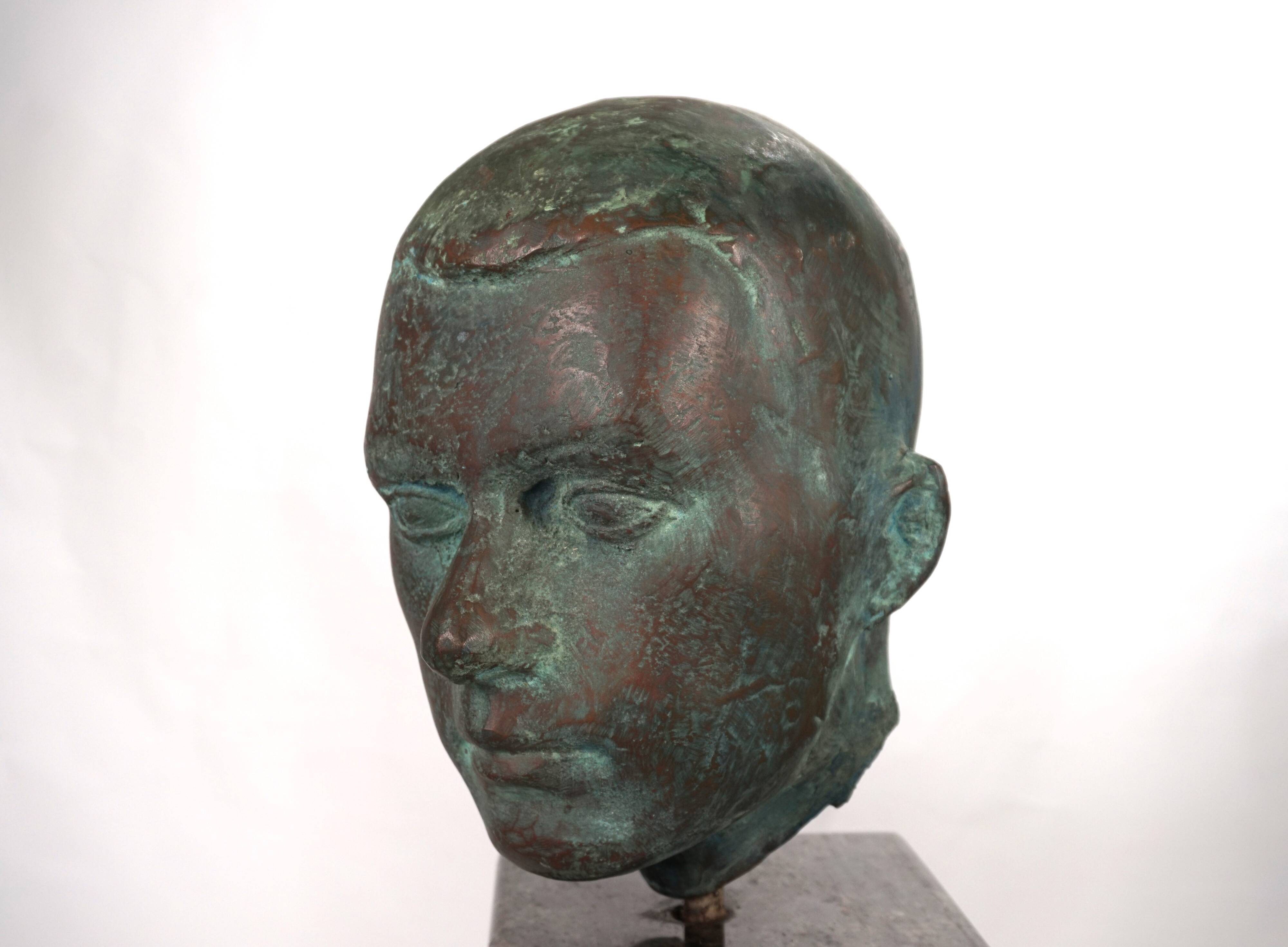 Ensemble de deux bustes en bronze sur stèles en granit par un élève de Georg Kolbe, 1925
