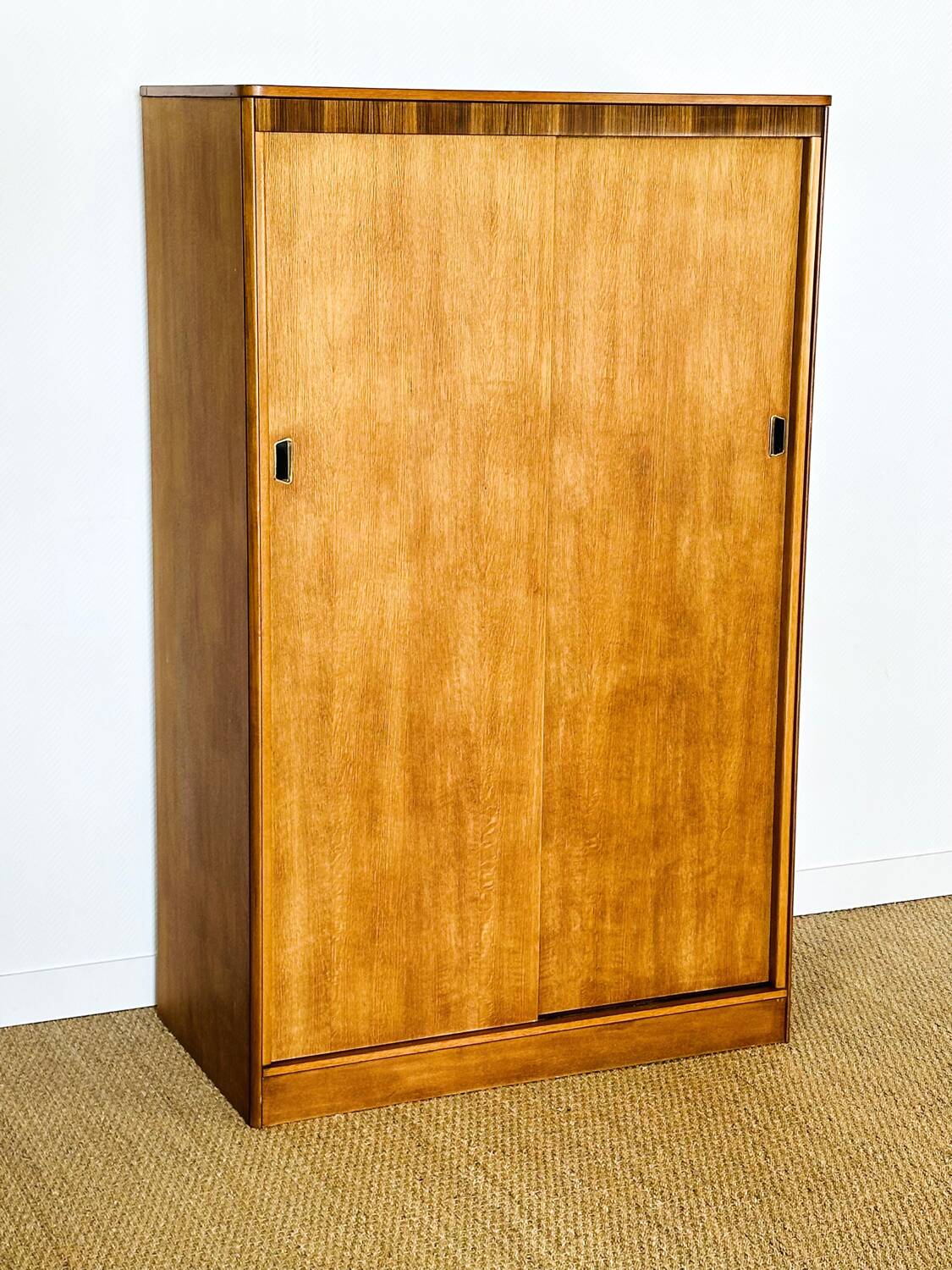 Vintage Austinsuite 1960s wardrobe