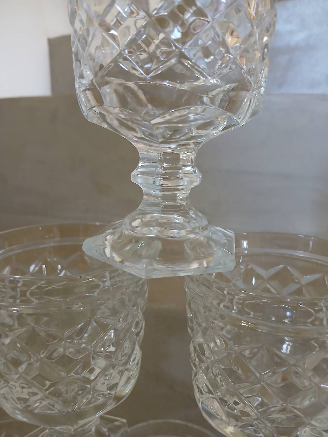 6 verres à pied en verre taillé