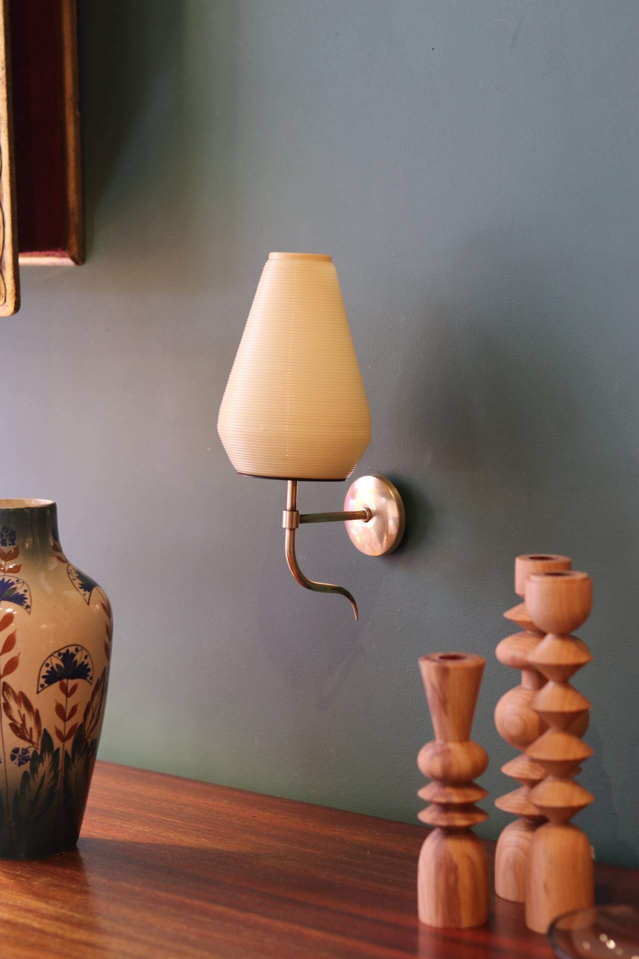 Paire d’appliques murales en laiton et plastique nervuré