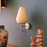 Paire d’appliques murales en laiton et plastique nervuré