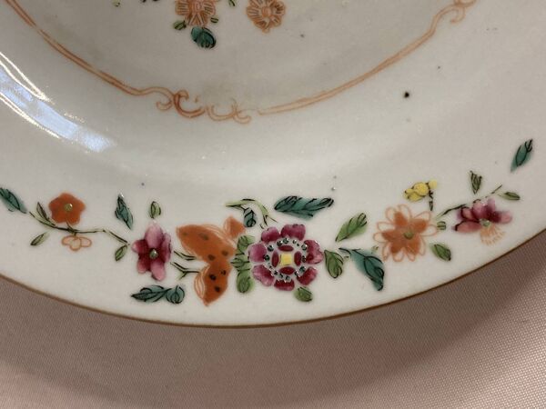 Compagnie des Indes, assiette en porcelaine aux pivoines XVIIIème
