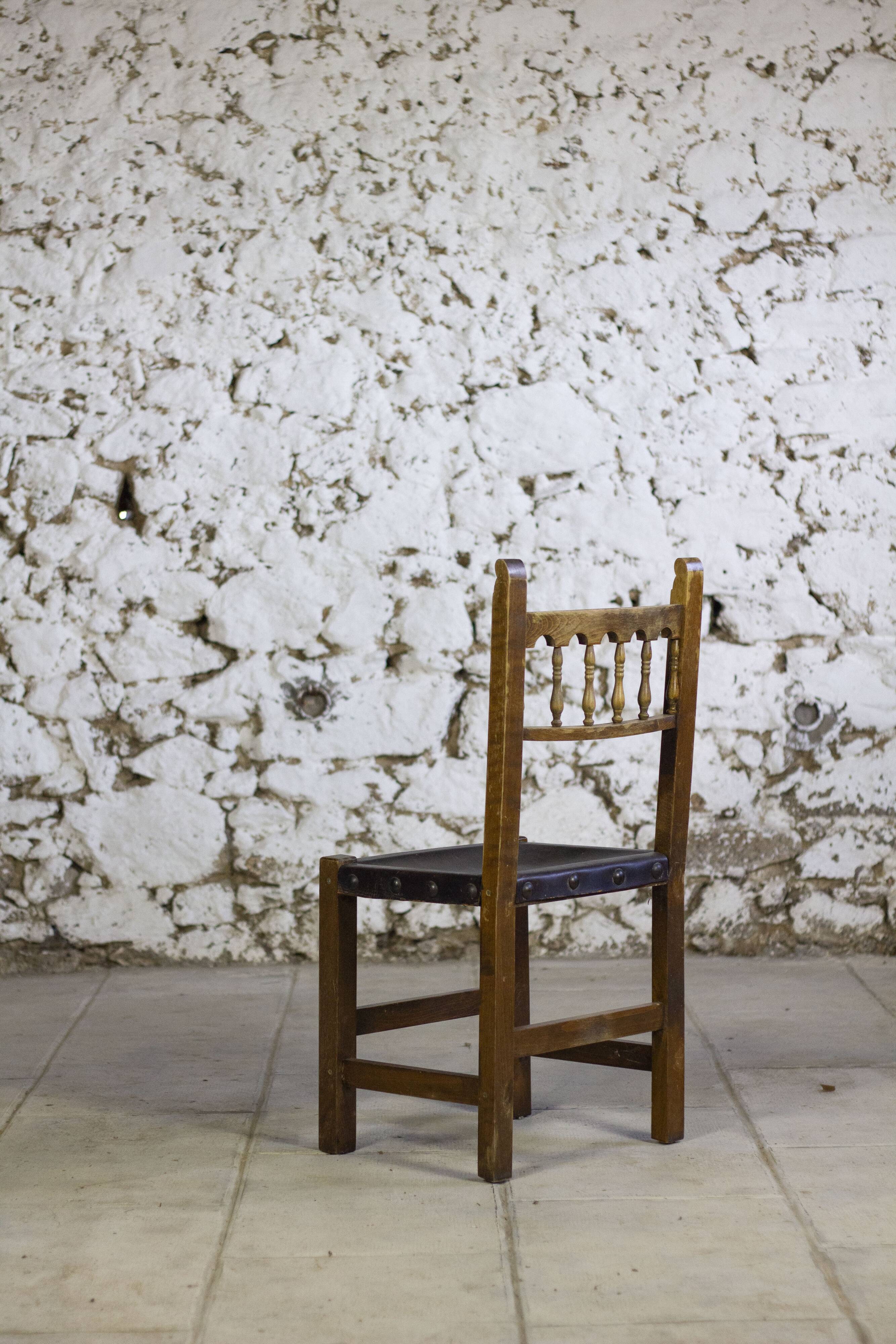 Chaise brutaliste bois et cuir espagnol, 1950