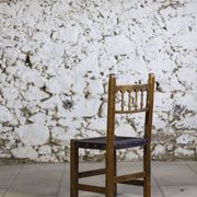 Chaise brutaliste bois et cuir espagnol, 1950
