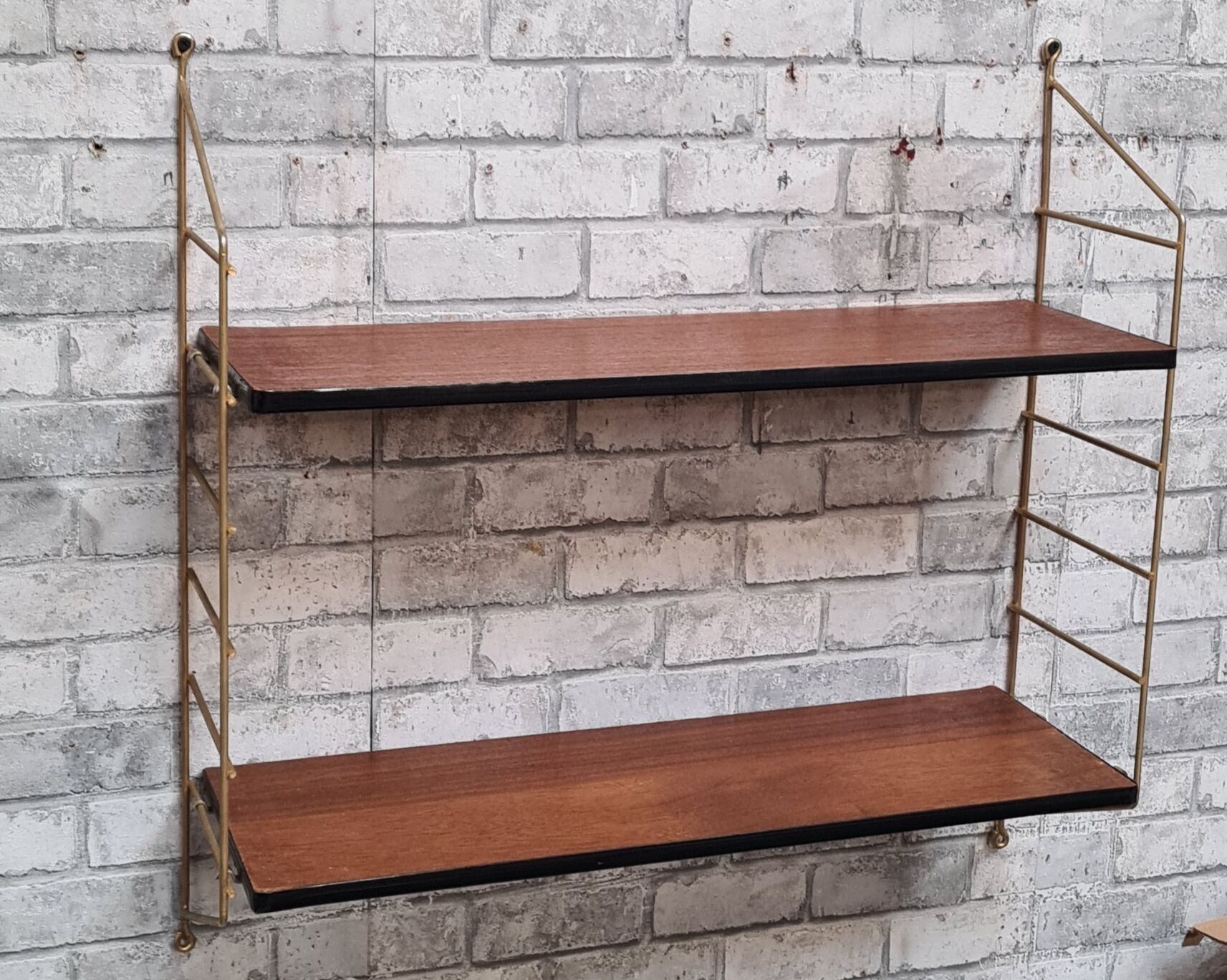 Shelf 1950 has 70 gold uprights and and plating shelf with black plastic border,