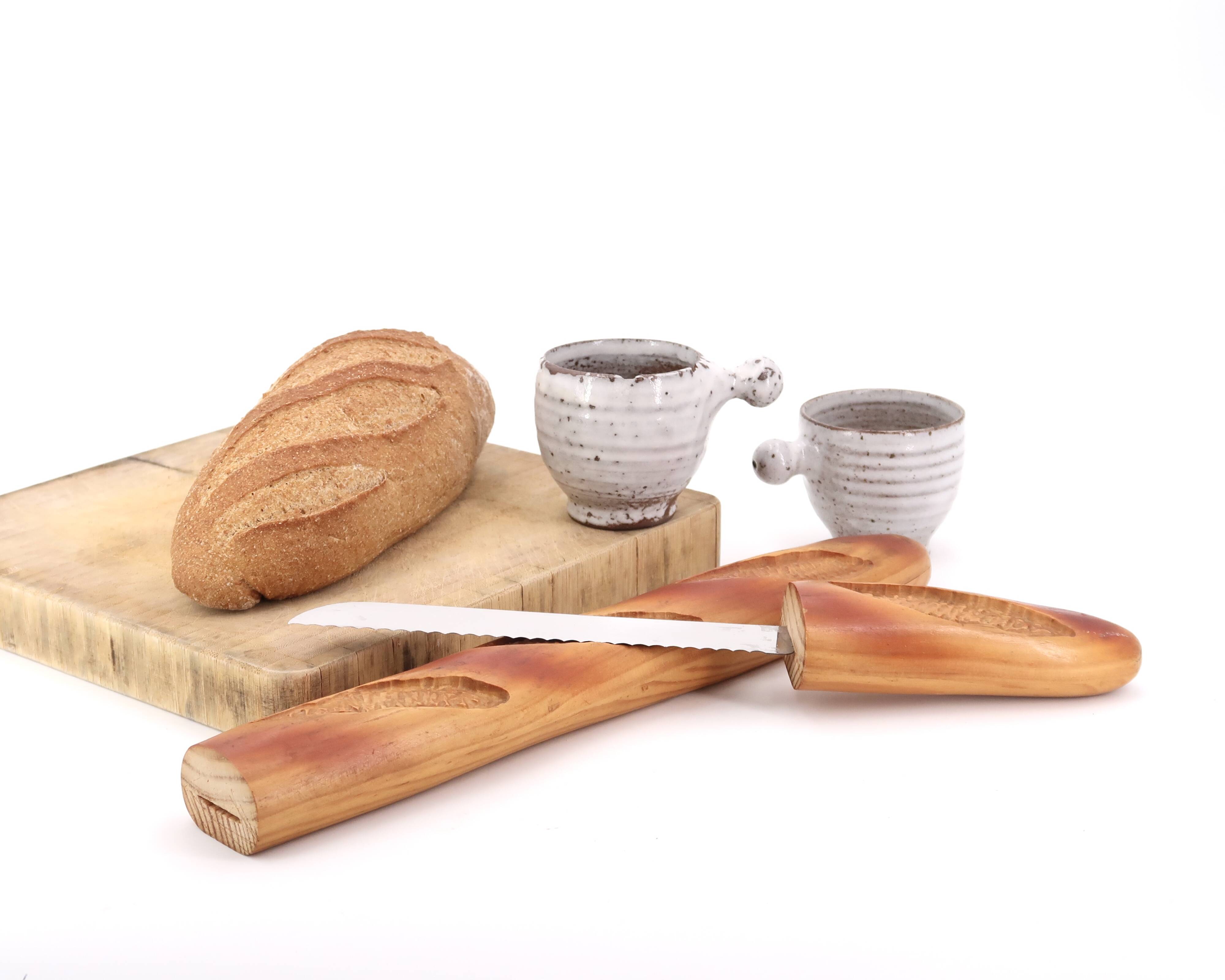 Bread knife in the shape of a wooden and stainless steel baguette
