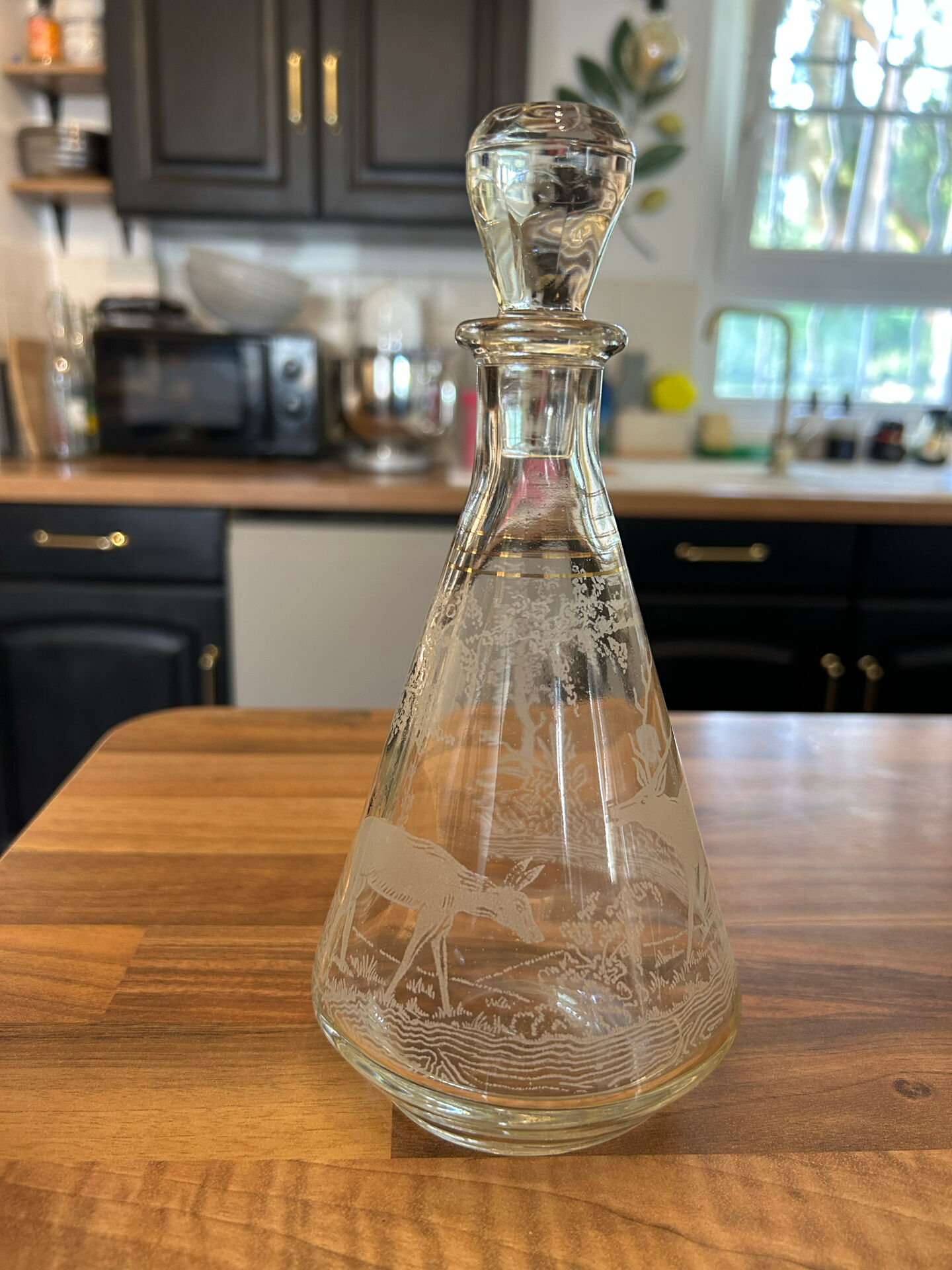 Petite carafe vintage en verre gravé – décor cerf et forêt