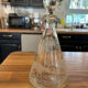 Petite carafe vintage en verre gravé – décor cerf et forêt