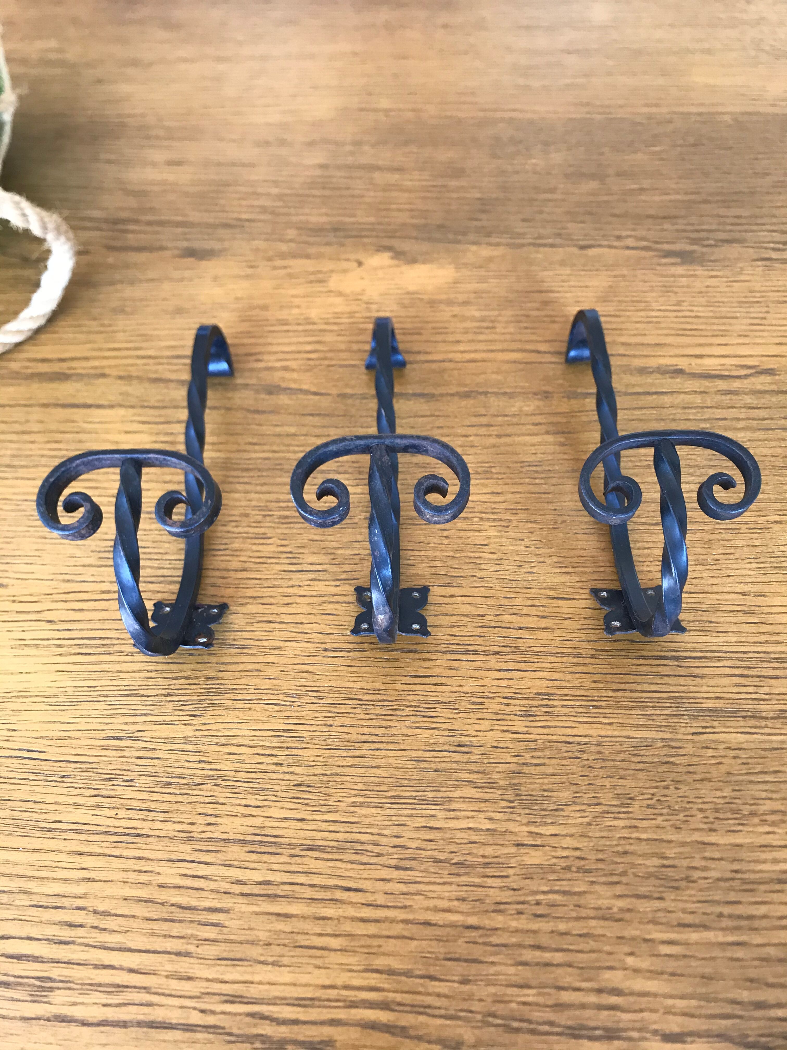 3 patères en fer forgé