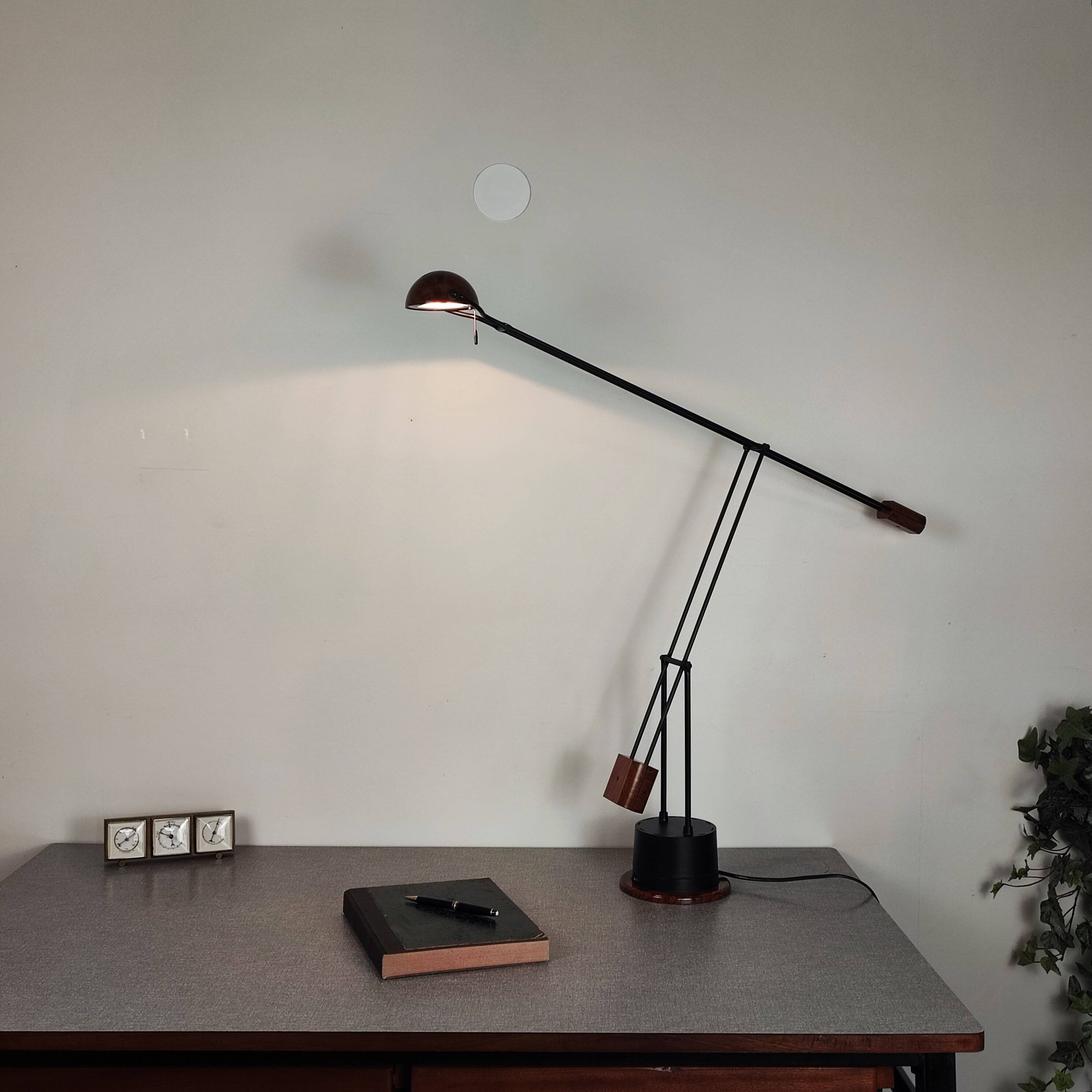Swing desk lamp