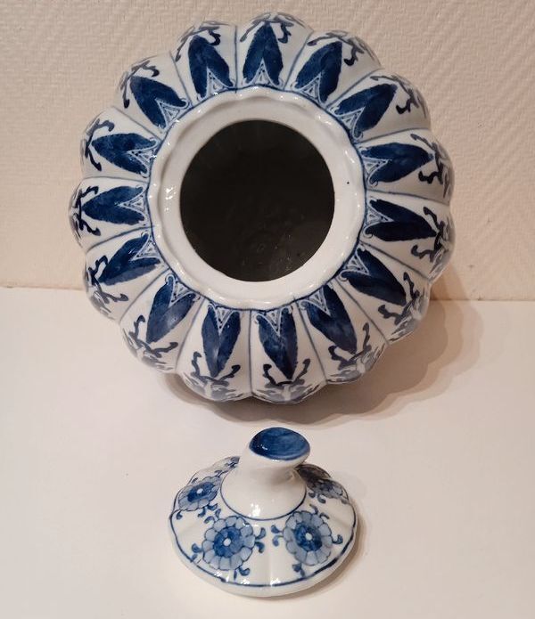 Chinese ginger porcelain pot blue and white