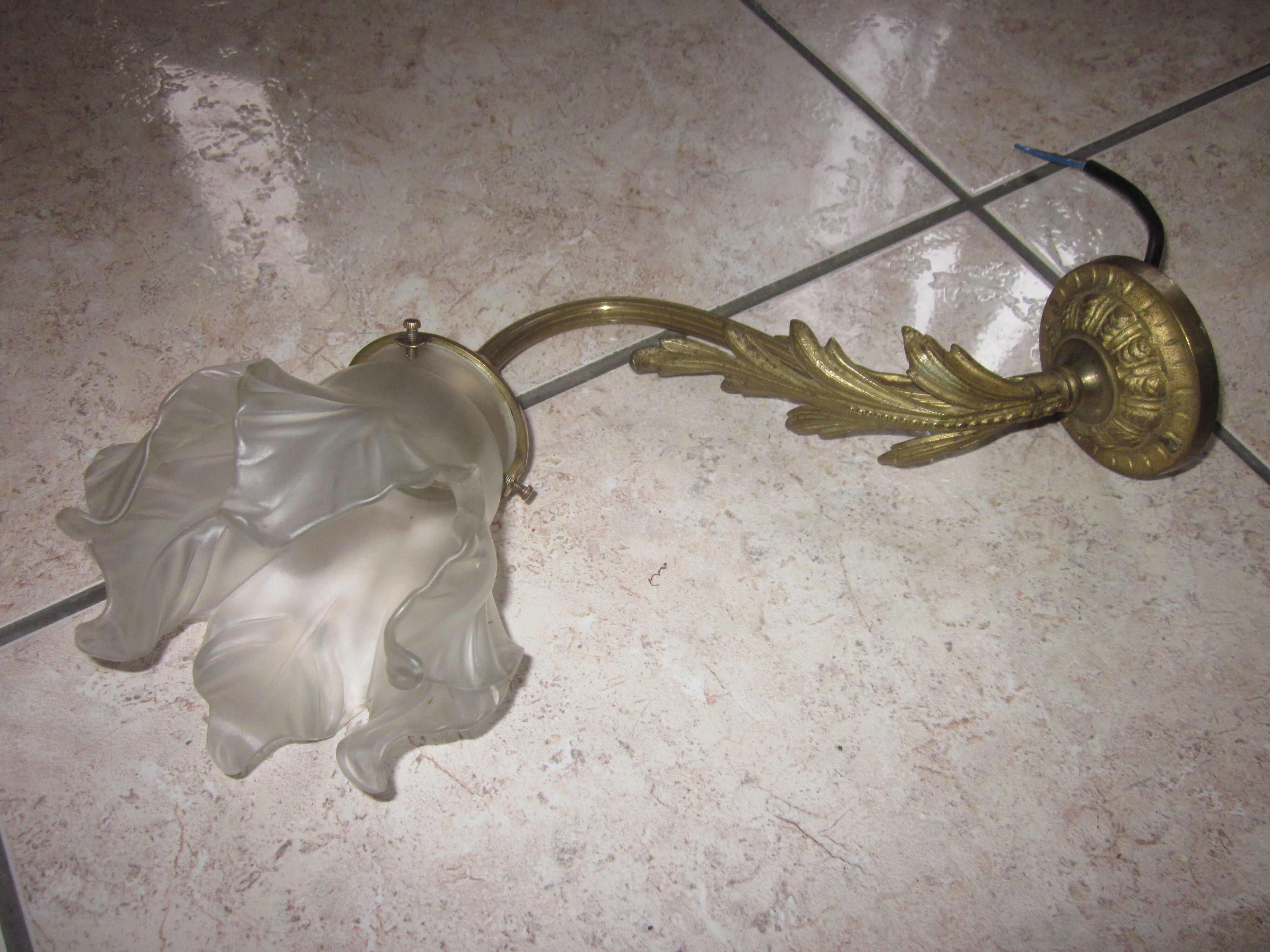 Antique bronze wall lamp