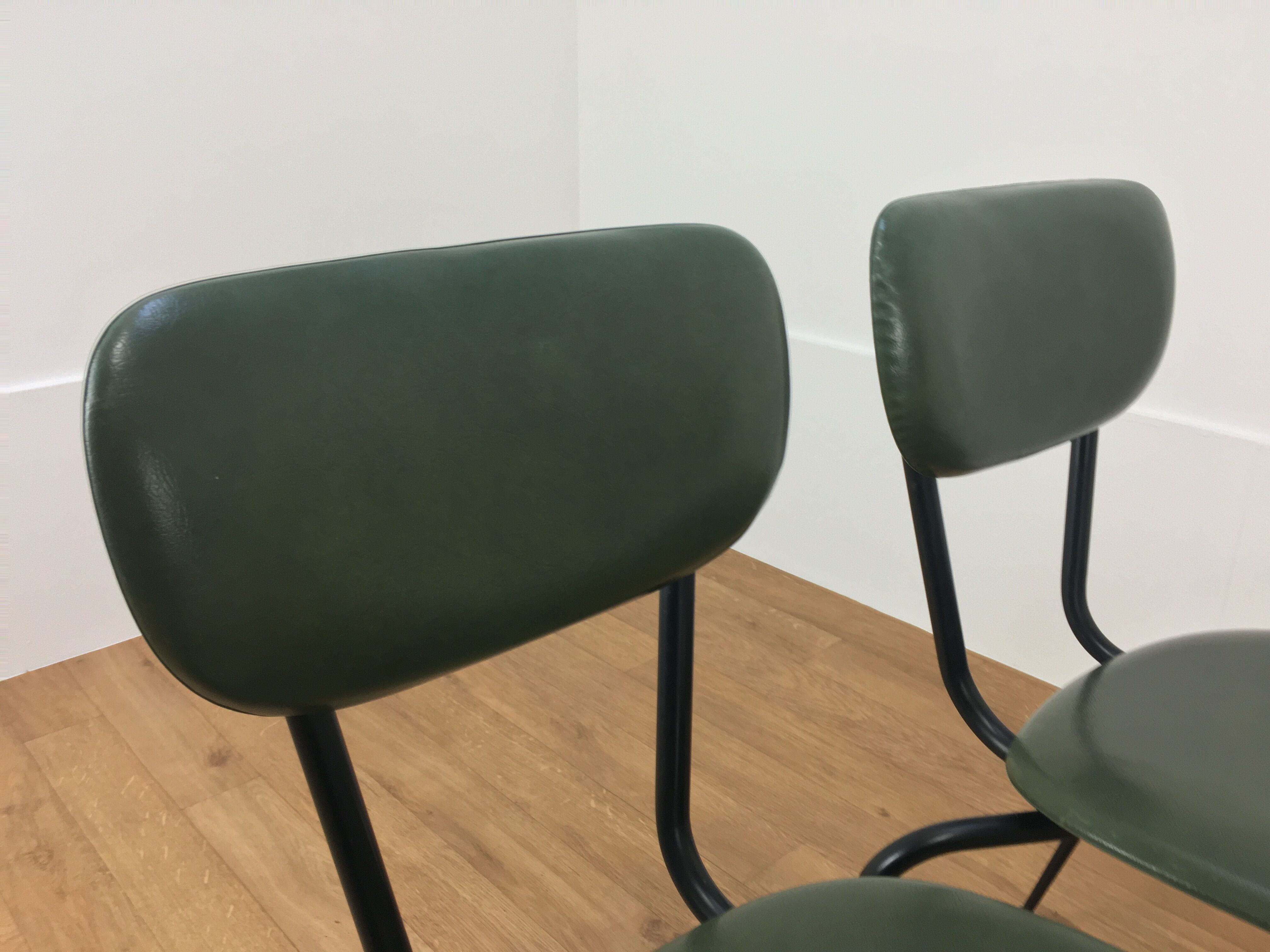 Set de 4 chaises années 50, métal et skaï vert