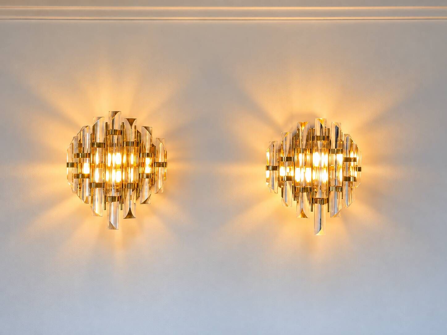 Pair of Venini wall sconces in cut Murano glass, circa 1970.