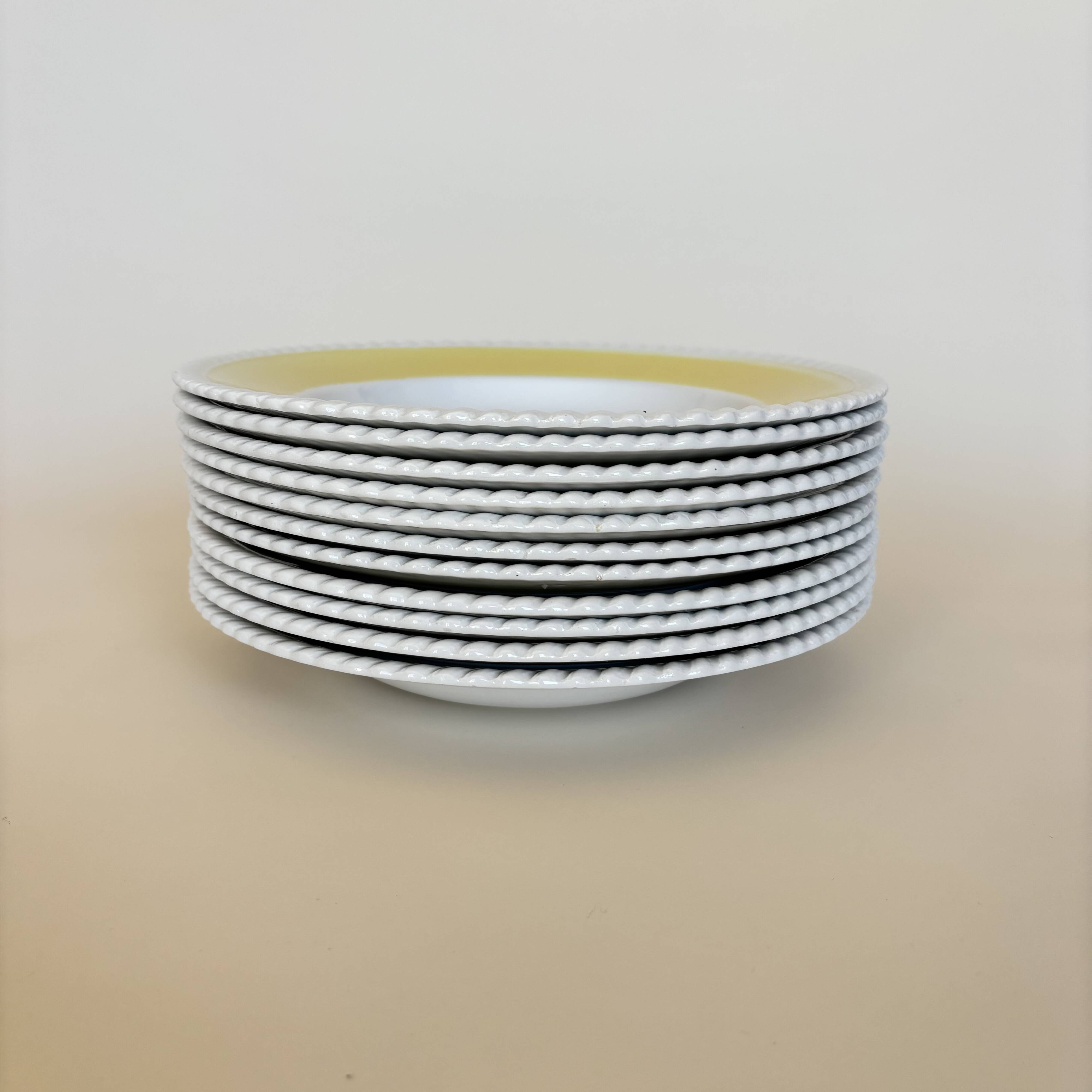 11 assiettes jaune et blanche vintage