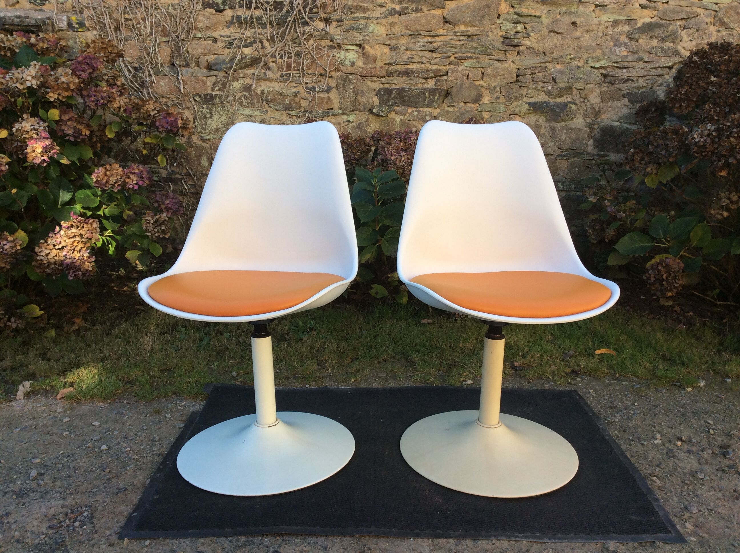 Vintage chair with tulip base in white lacquered metal pvc back and seat in orange Skaï.