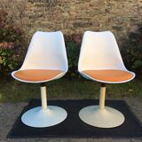 Vintage chair with tulip base in white lacquered metal pvc back and seat in orange Skaï.