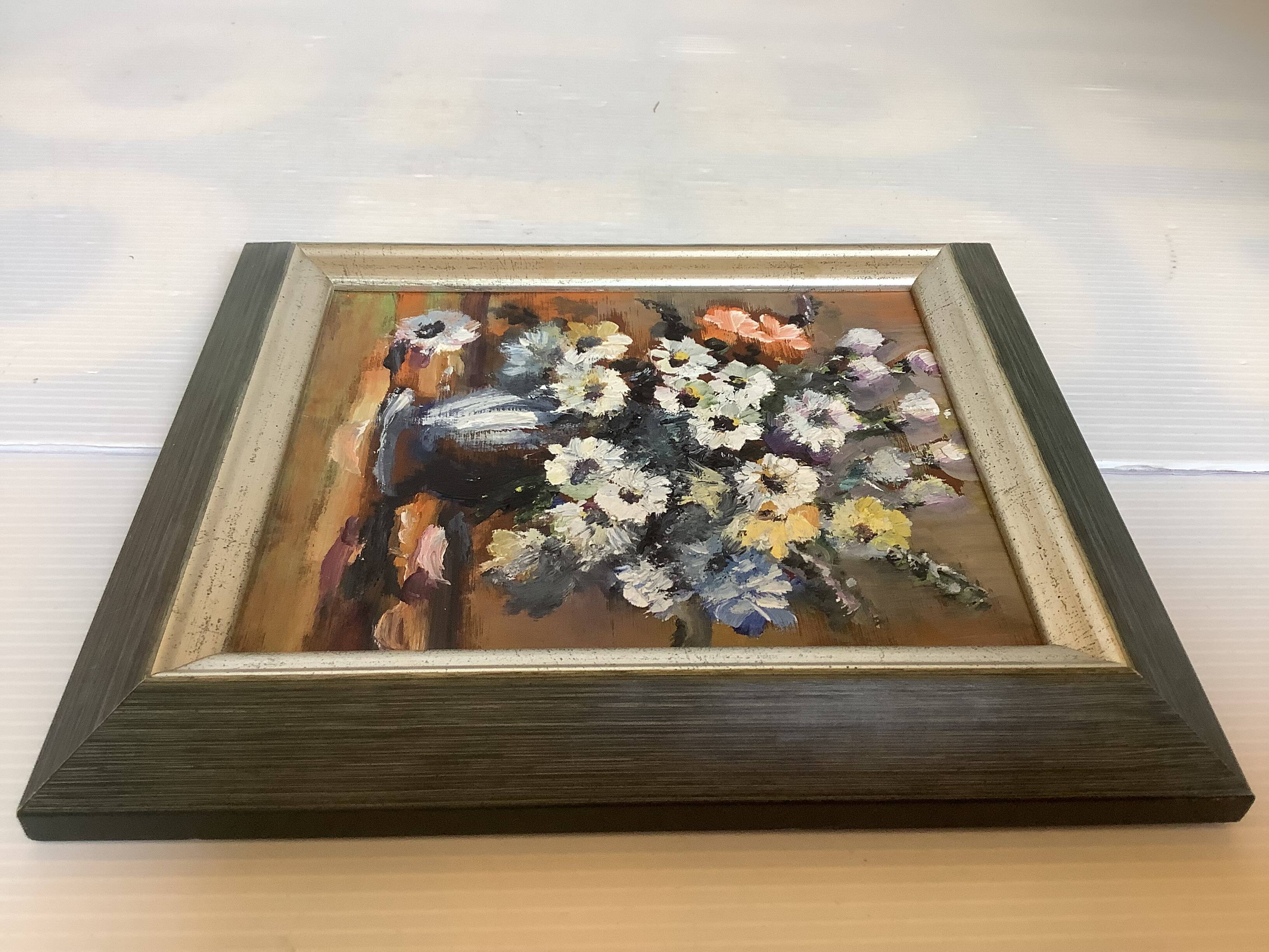 Small painting of a bouquet of flowers, oil on canvas.