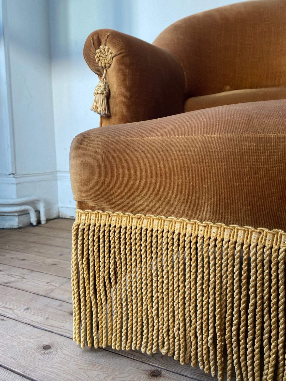 Toad armchair in golden velvet