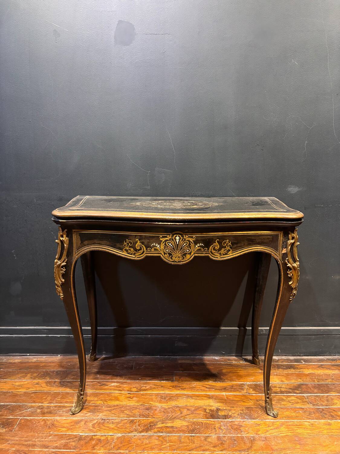 Antique wooden and brass game table – Timeless elegance