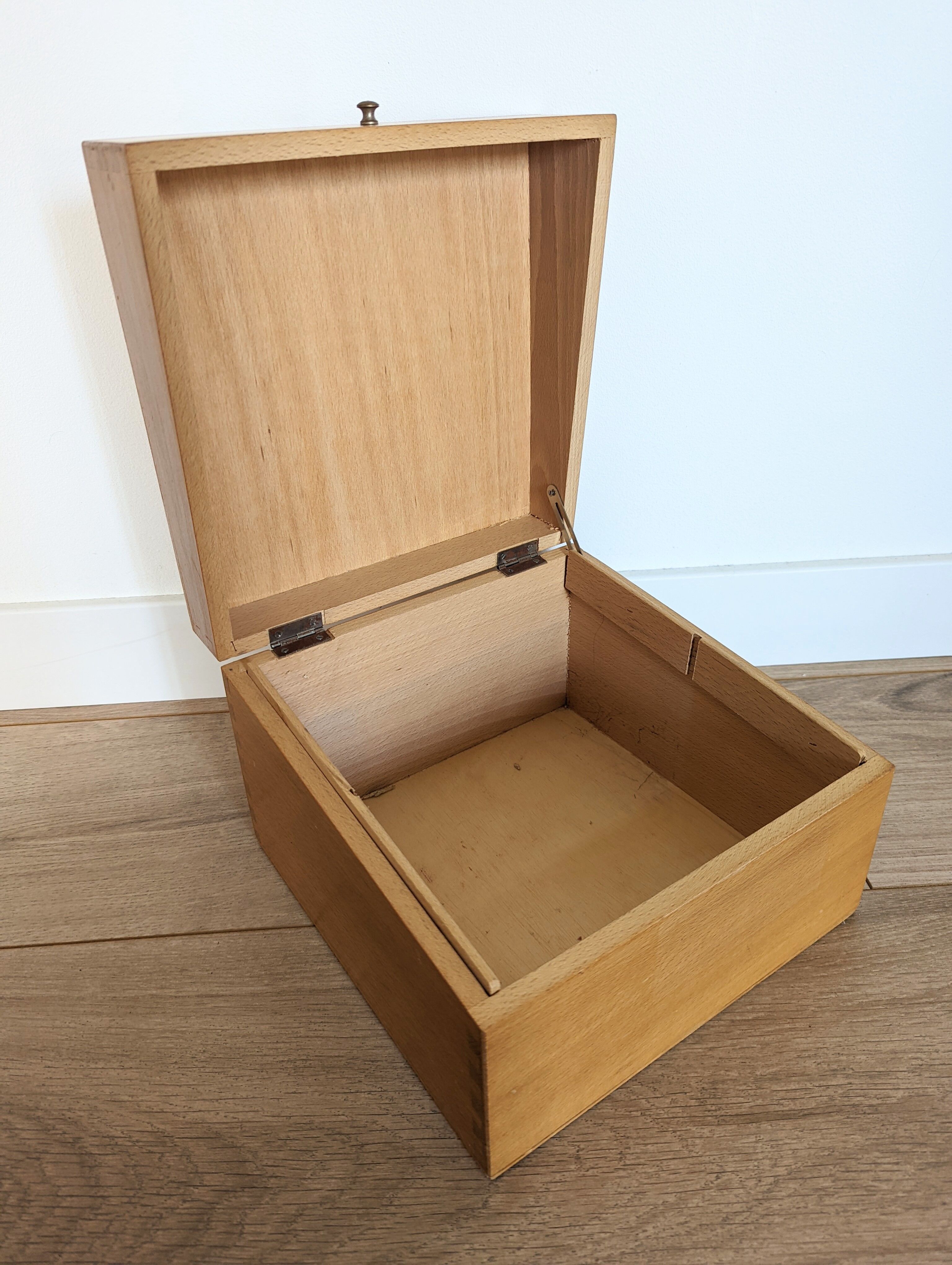 Wooden plug box