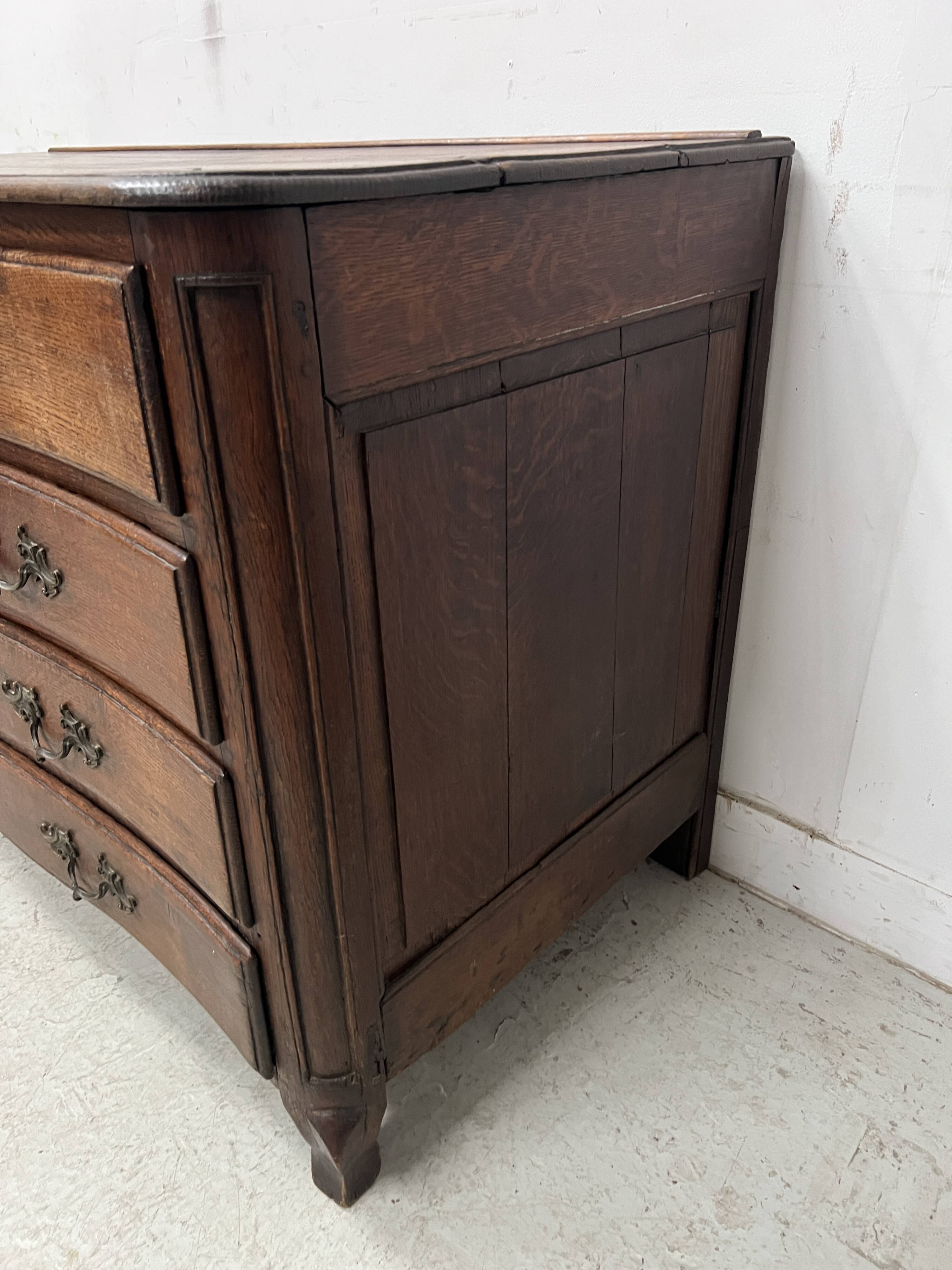 Louis XV chest of drawers in solid oak from the 18th century