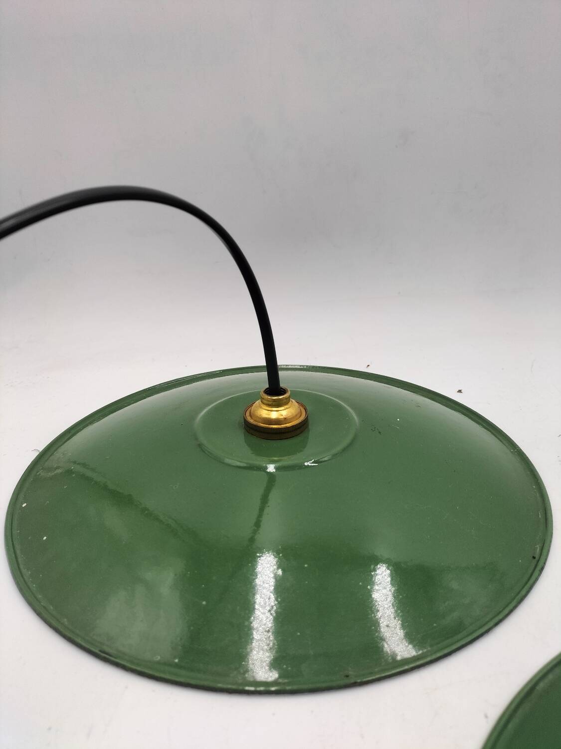 Suspensions in enamelled sheets