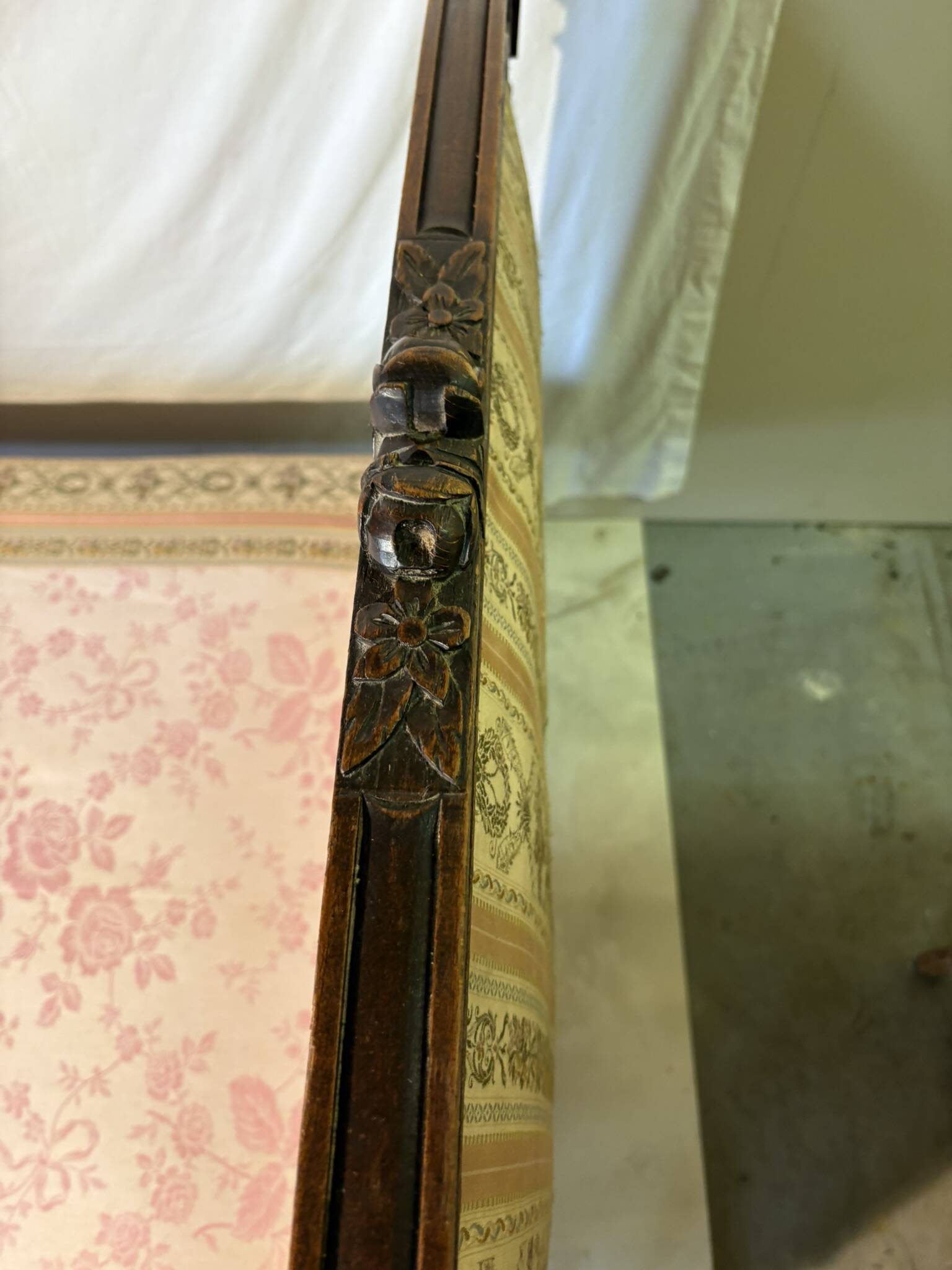 Antique Louis XVI style daybed in carved wood and patterned fabric