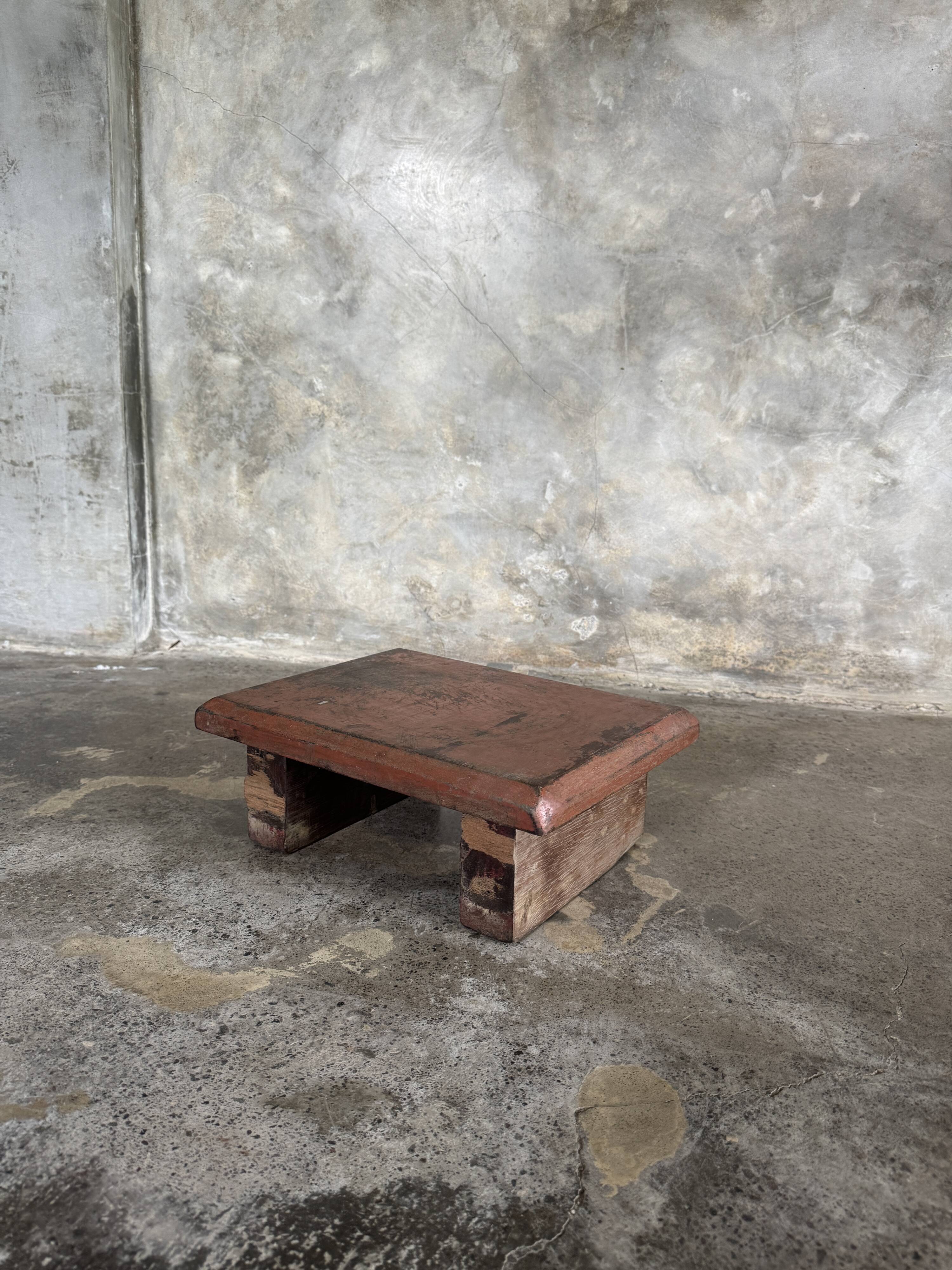 Small auxiliary stool in upcycled teak with red chrome (3274)