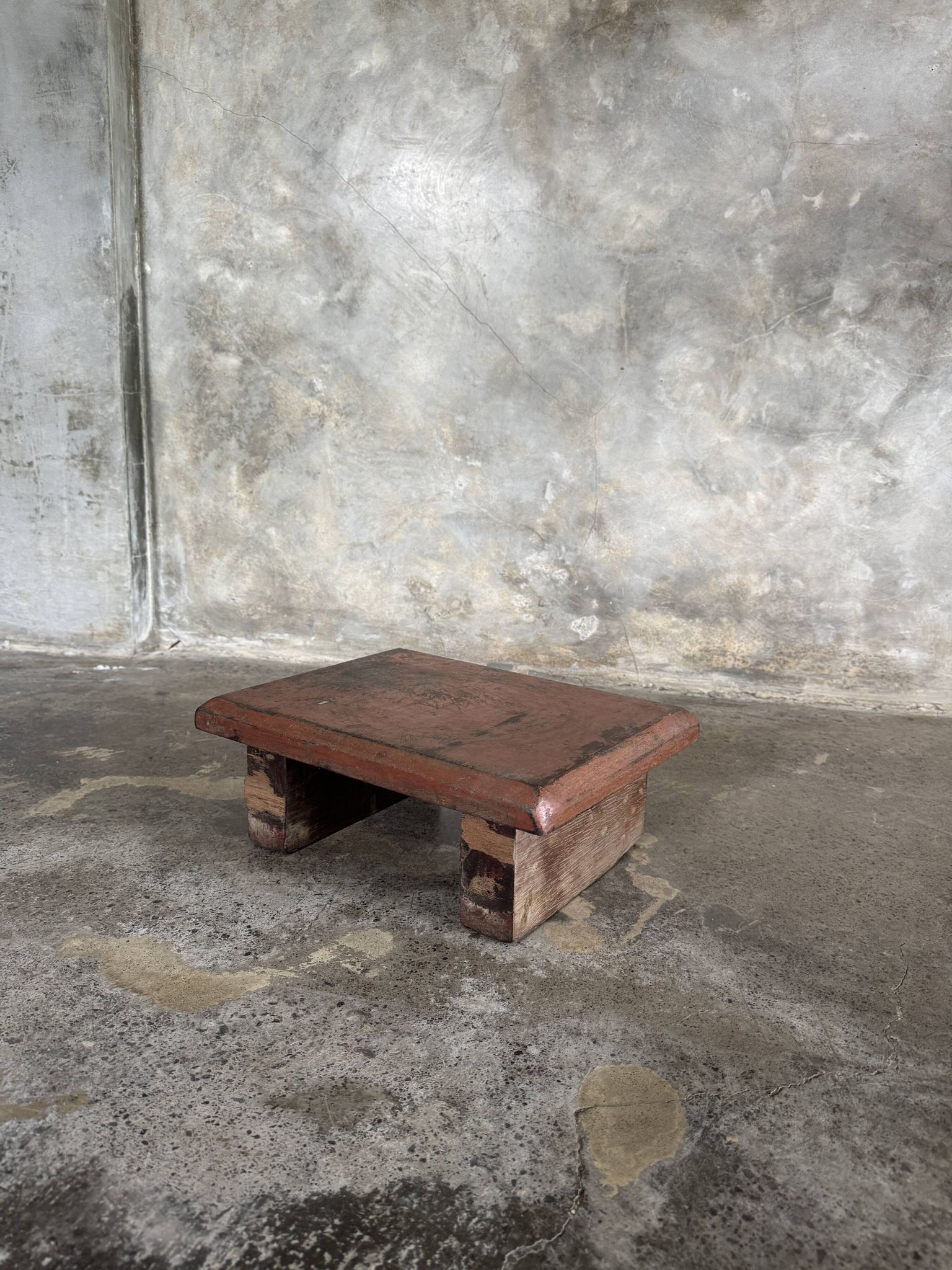 Tabouret d'appoint en teck upcyclé, chromie rouge