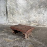 Tabouret d'appoint en teck upcyclé, chromie rouge