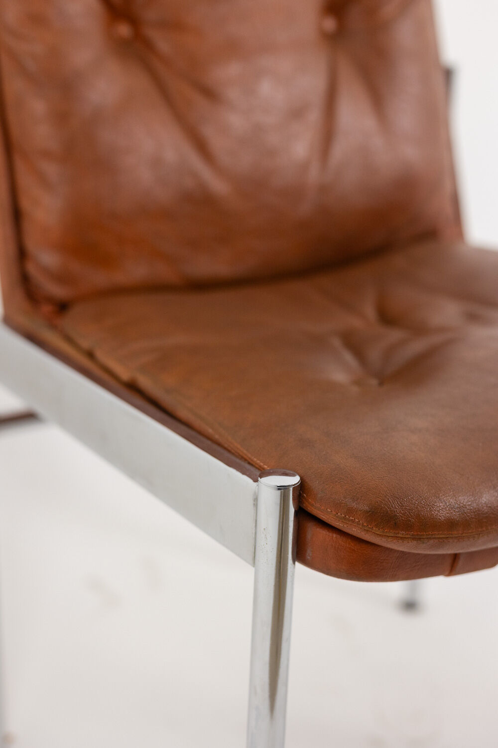 Série de 6 chaises en cuir et métal chromé, années 1970