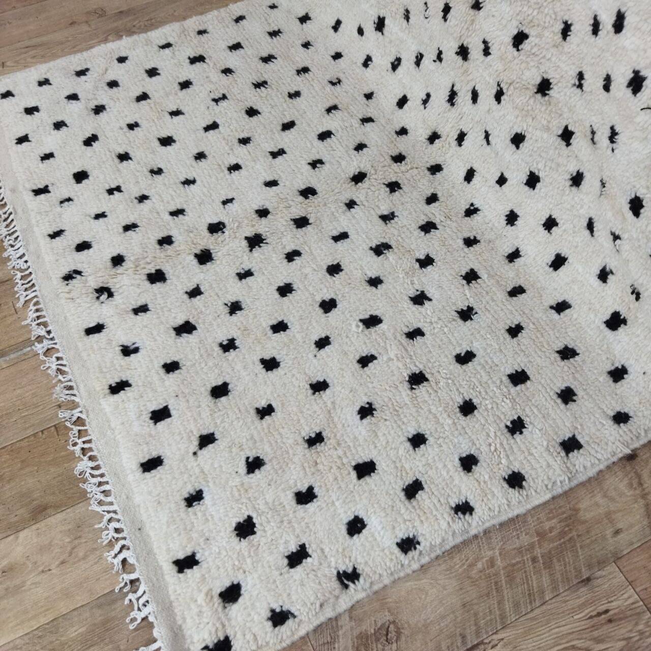 Handmade wool Berber rug 270 x 160 cm