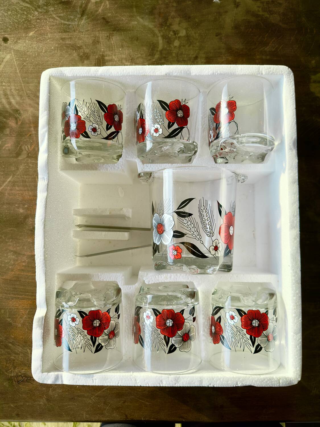 The service of 6 whiskey glasses with red flowers, with its bucket and its ice cube tongs.