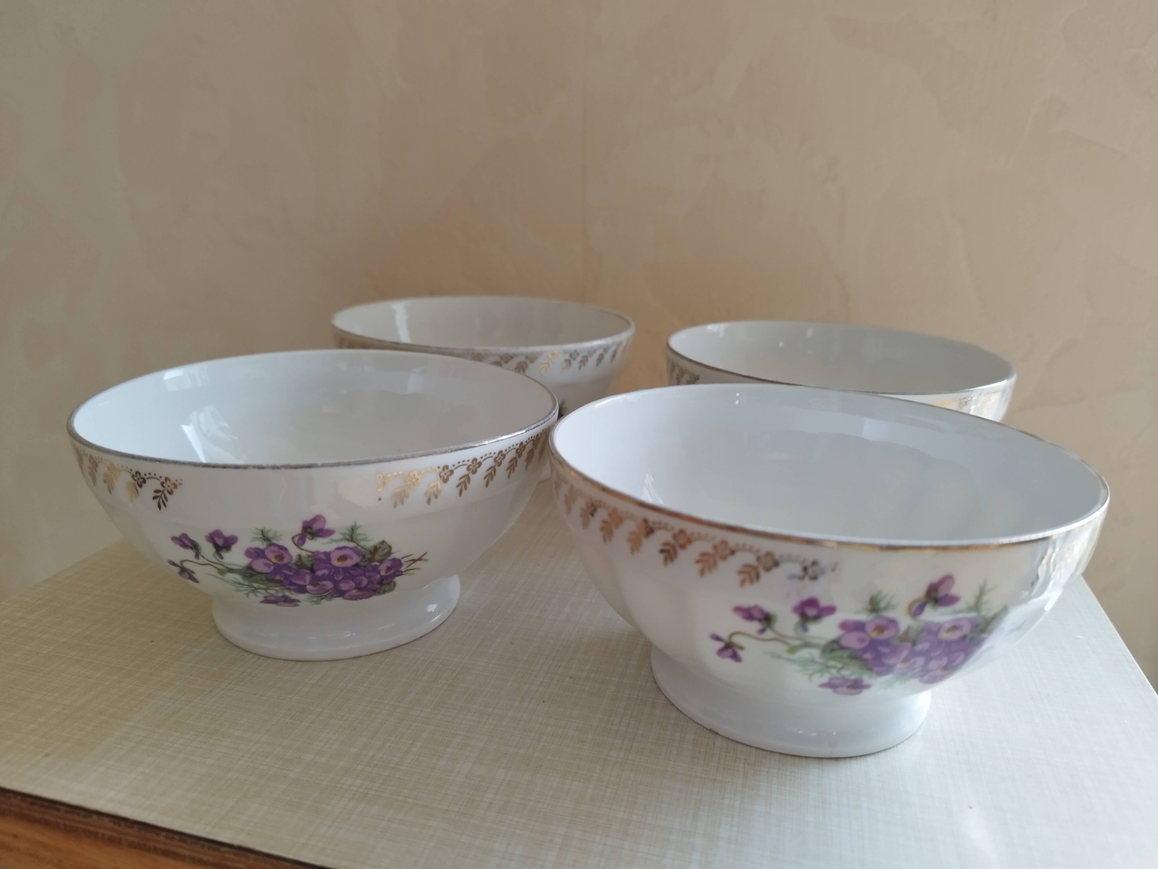 Set of 4 bowls purple porcelain decoration