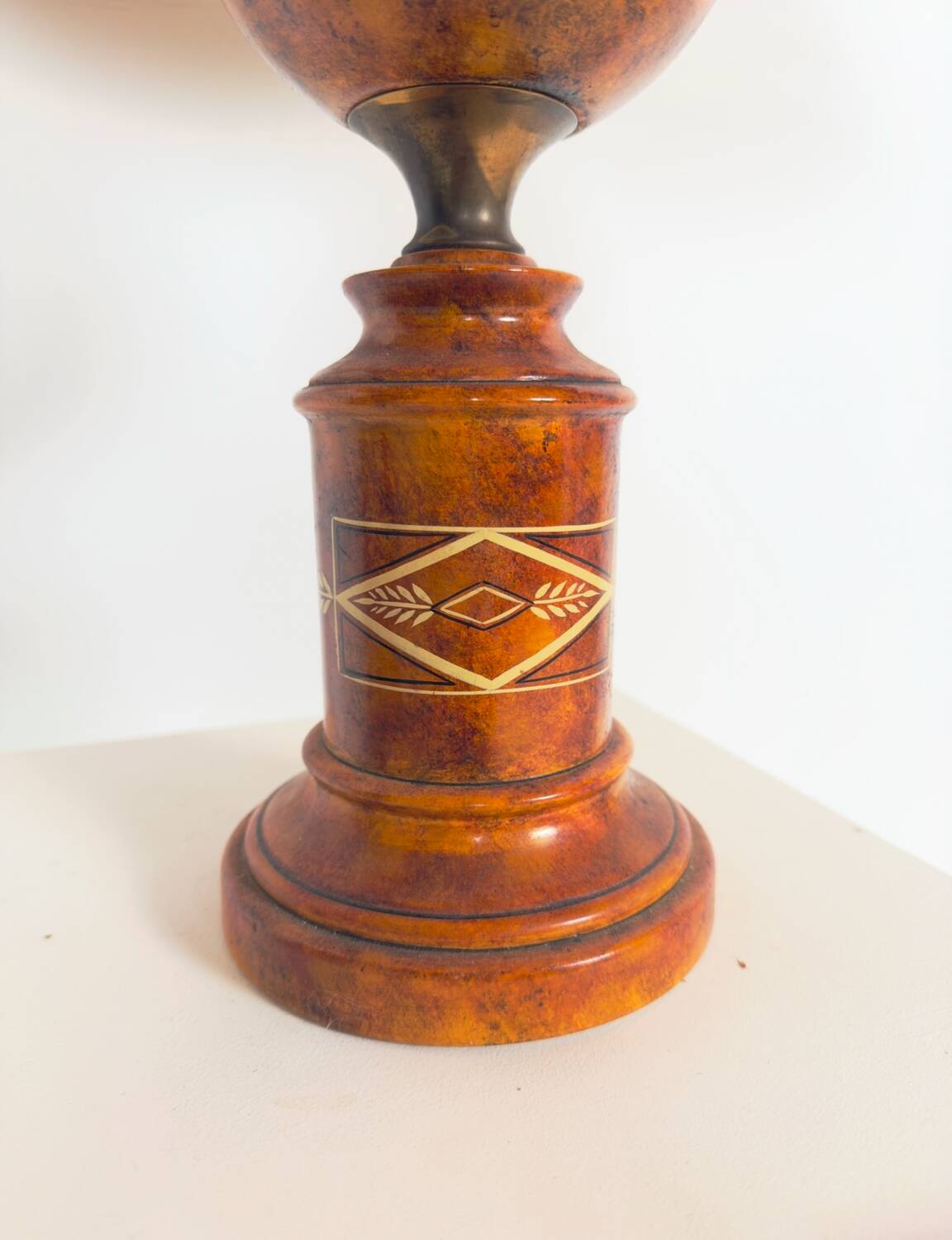 Neoclassical lamp with antique decorations