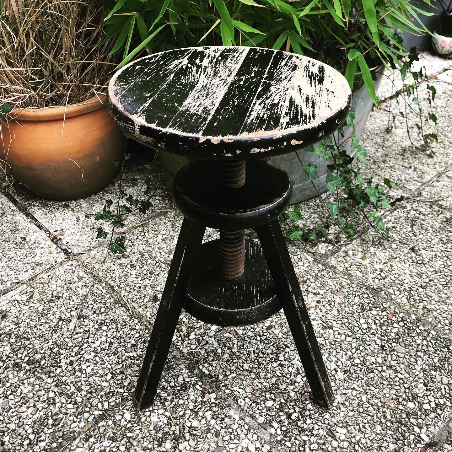Architect's stool with screw