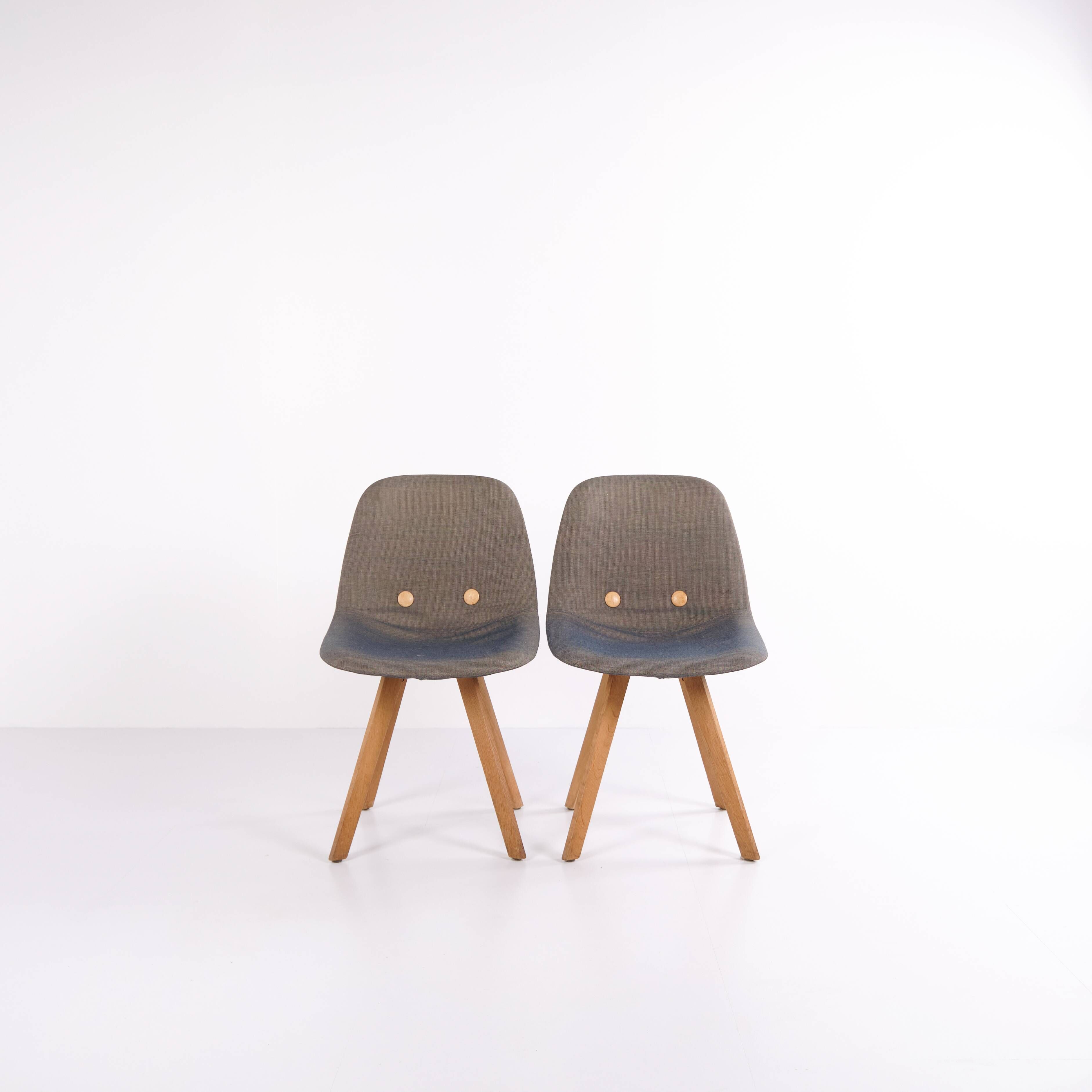 Eyes Wood chair – Erik Jørgensen – Mid grey upholstery – Solid wood