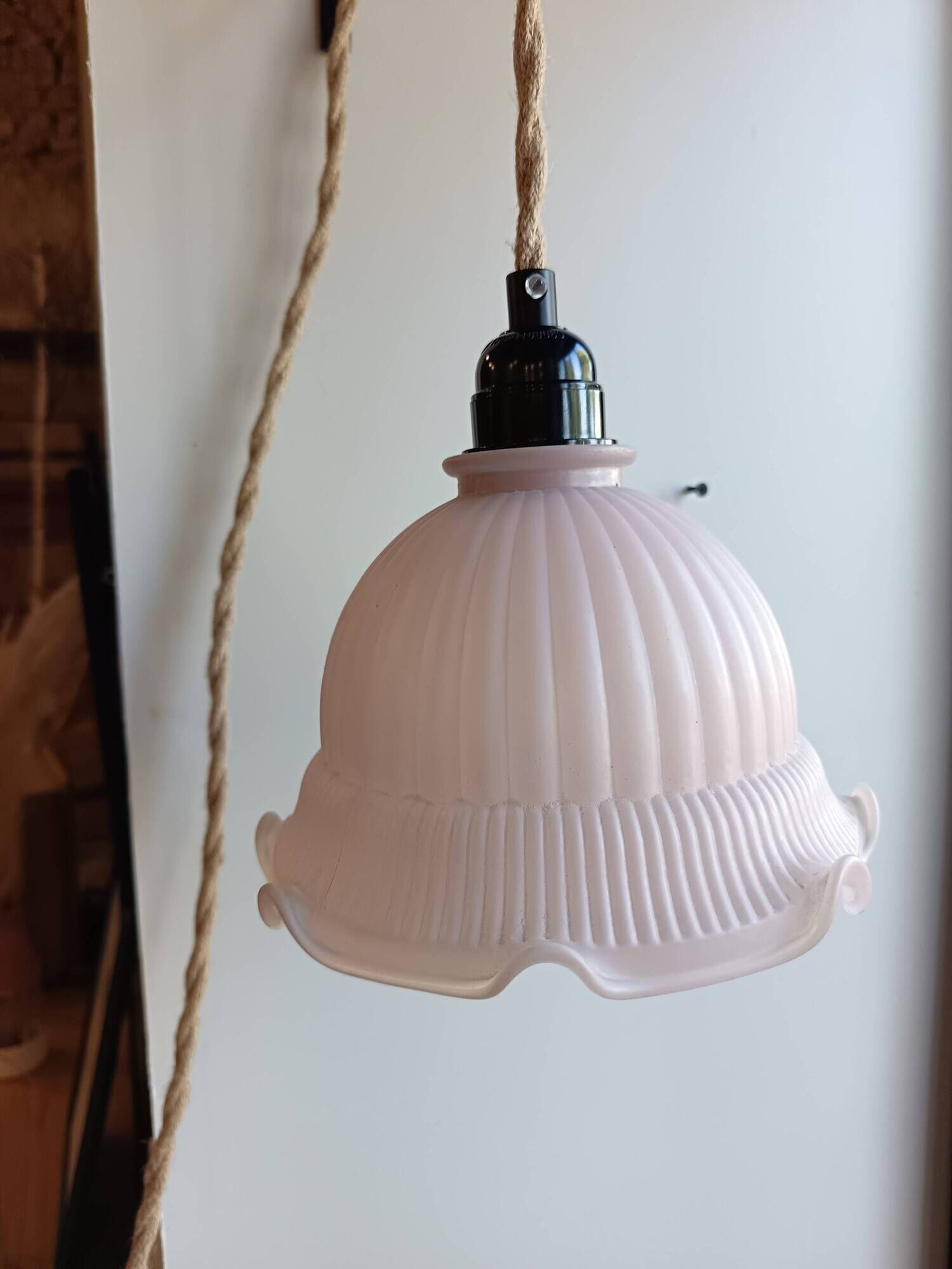Baladeuse globe vintage en verre rose pâle