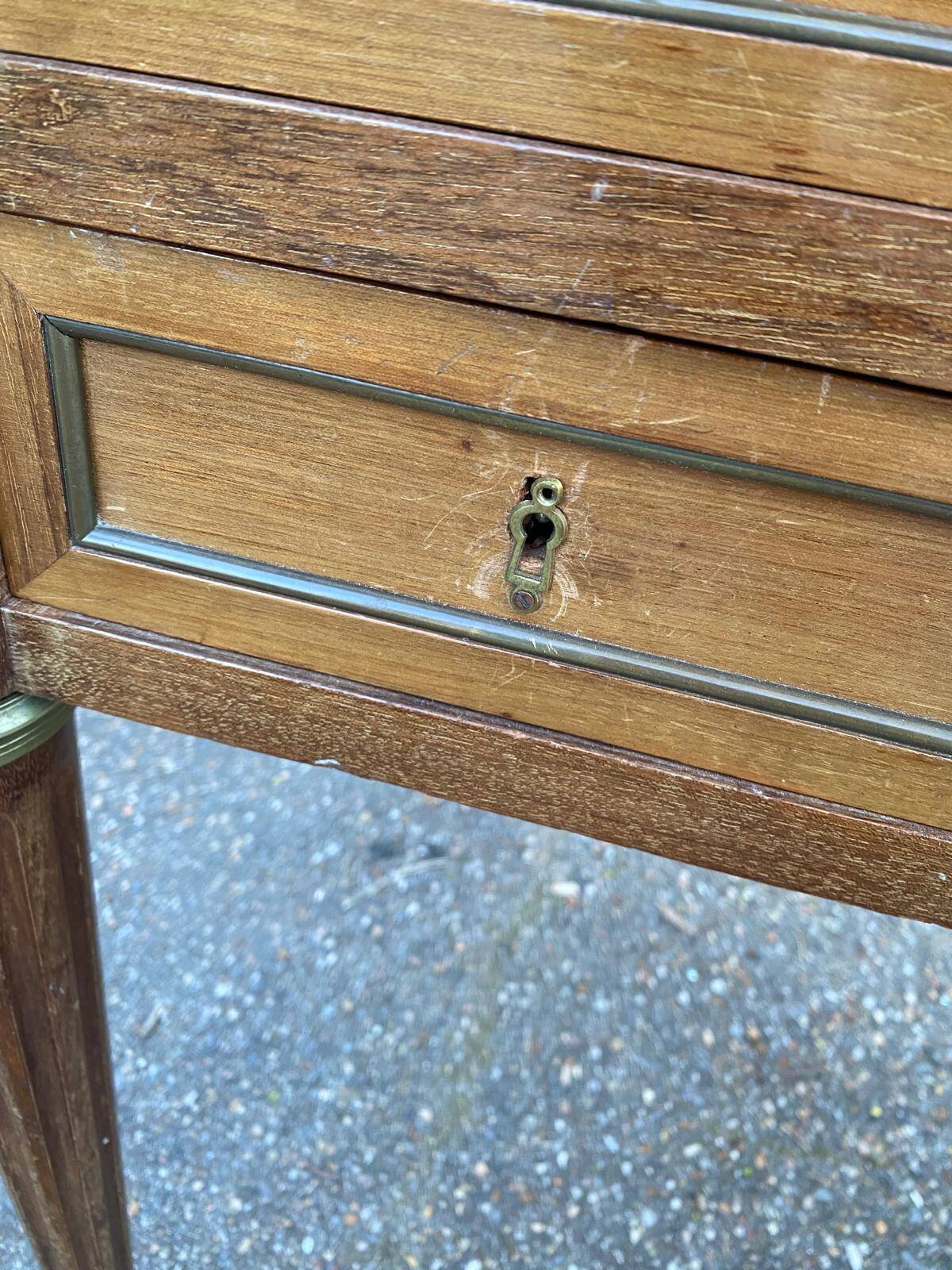 Louis XVI desk in solid wood and leather from the 20th century.