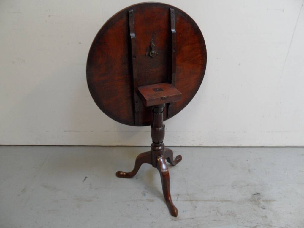 Table ronde inclinable antique en acajou
