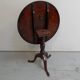 Table ronde inclinable antique en acajou