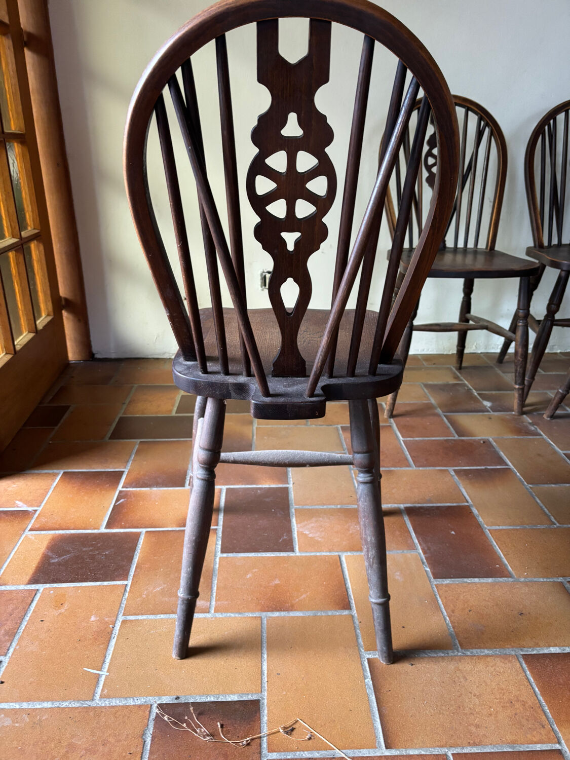 6 Windsor Wheelback chairs in chestnut, 19th century
