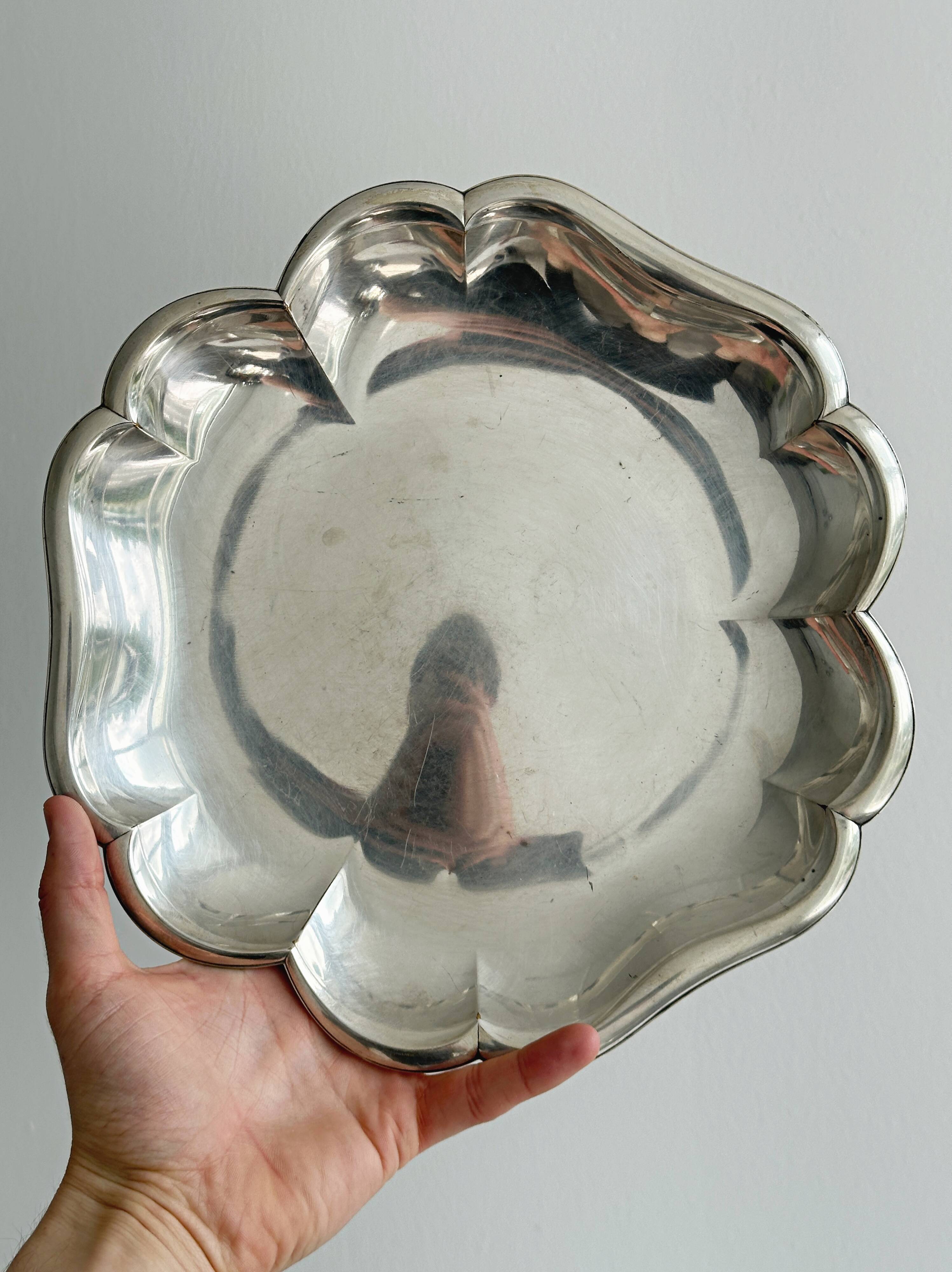 Metal presentation plate