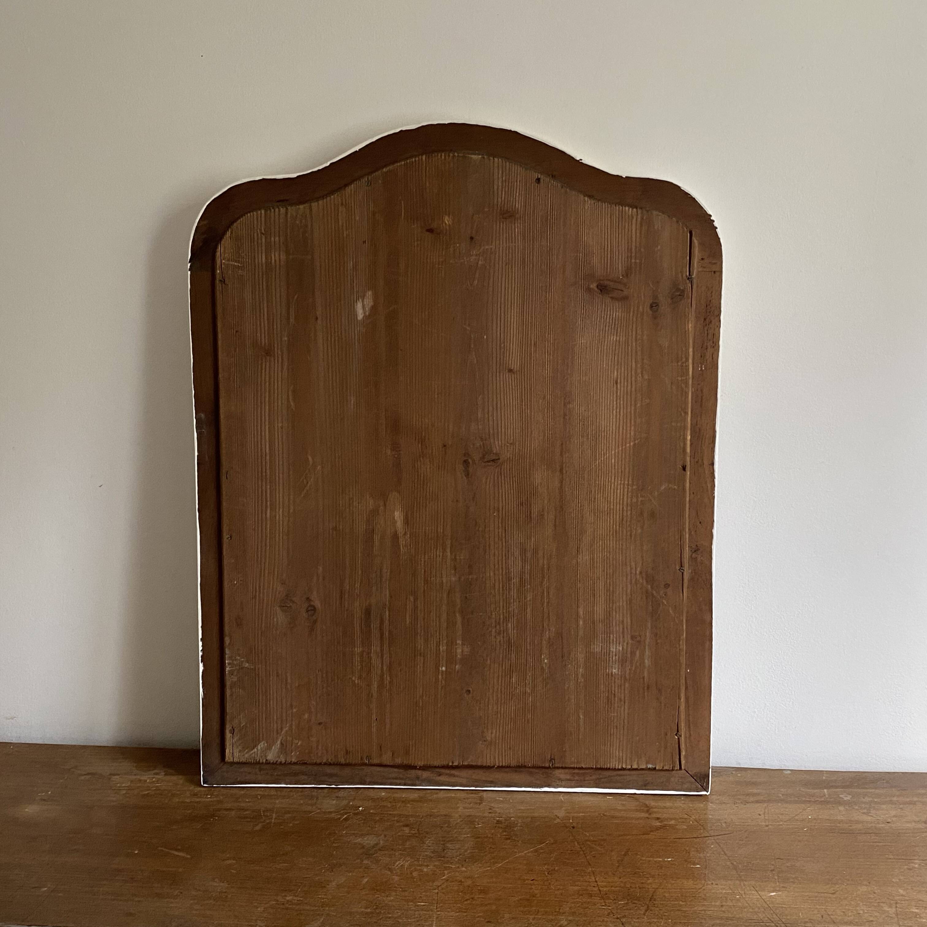 Antique mirror with a gendarme hat shape. White. 72x56.