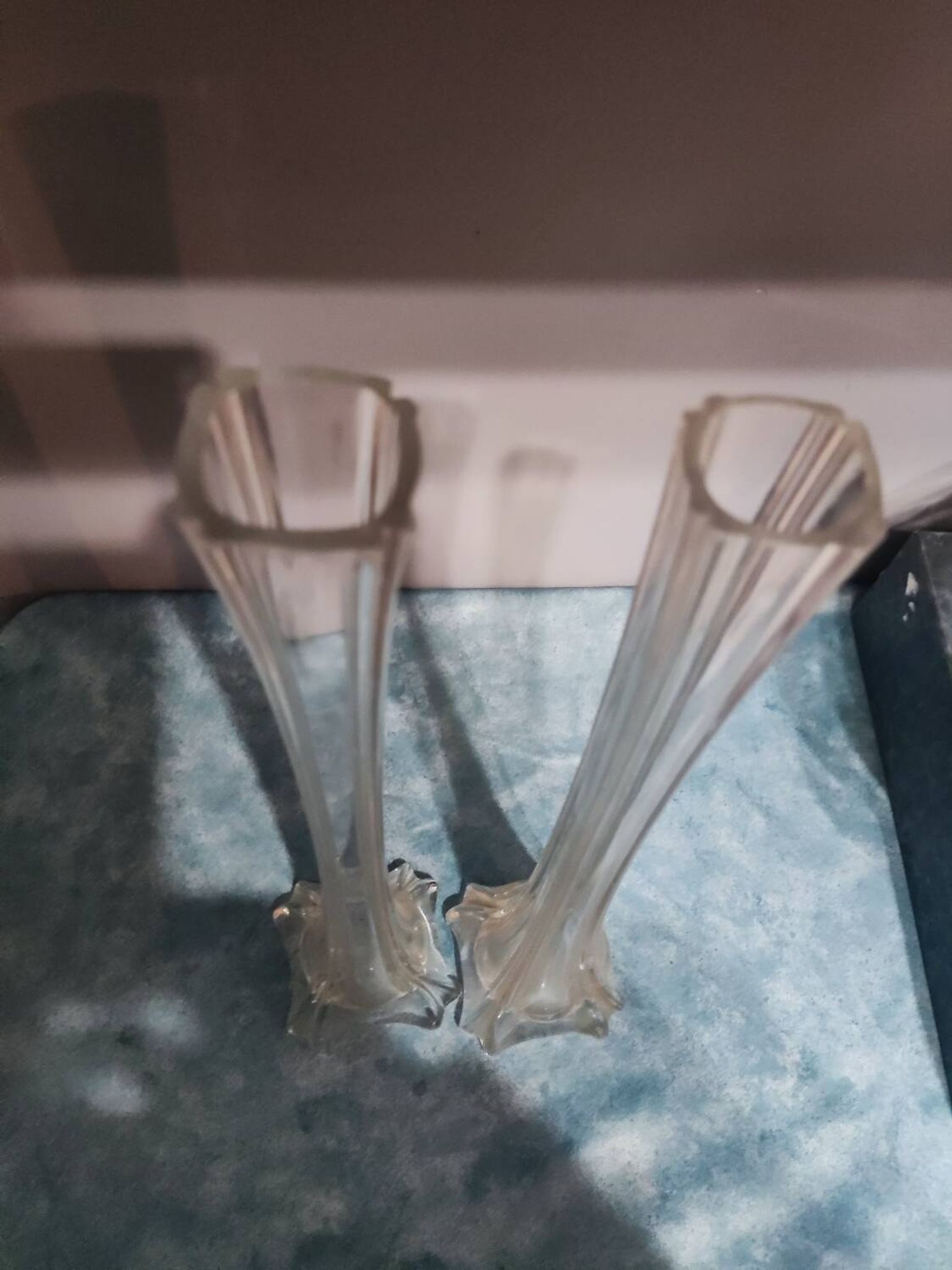 Paire de vases soliflores en verre ciselé vintage