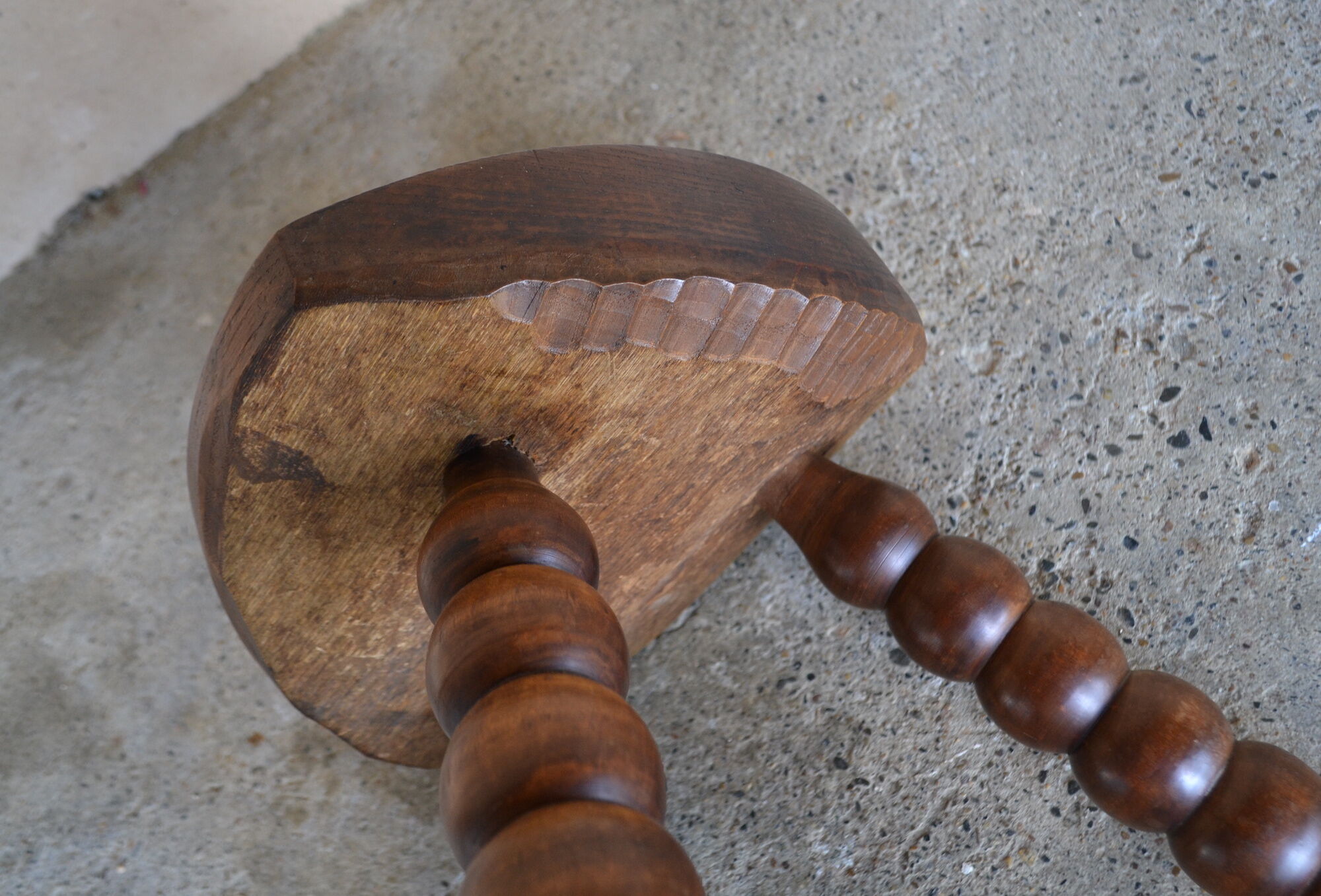 Tabouret tripode brutaliste en bois tourné et sculpté - style vacher ferme