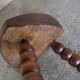 Tabouret tripode brutaliste en bois tourné et sculpté - style vacher ferme