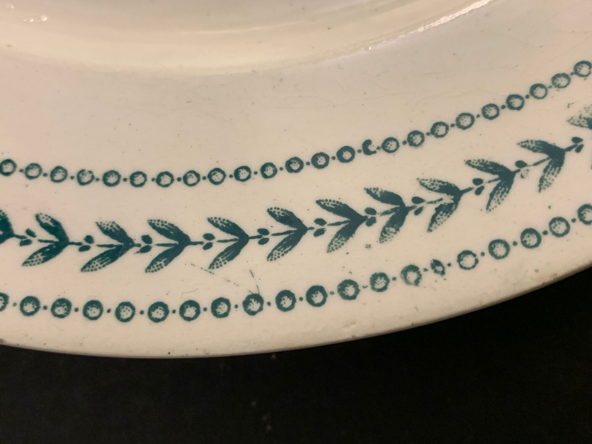 8 flat plates in opaque porcelain from Gien Terre de Fer, model Lauriers, XXth